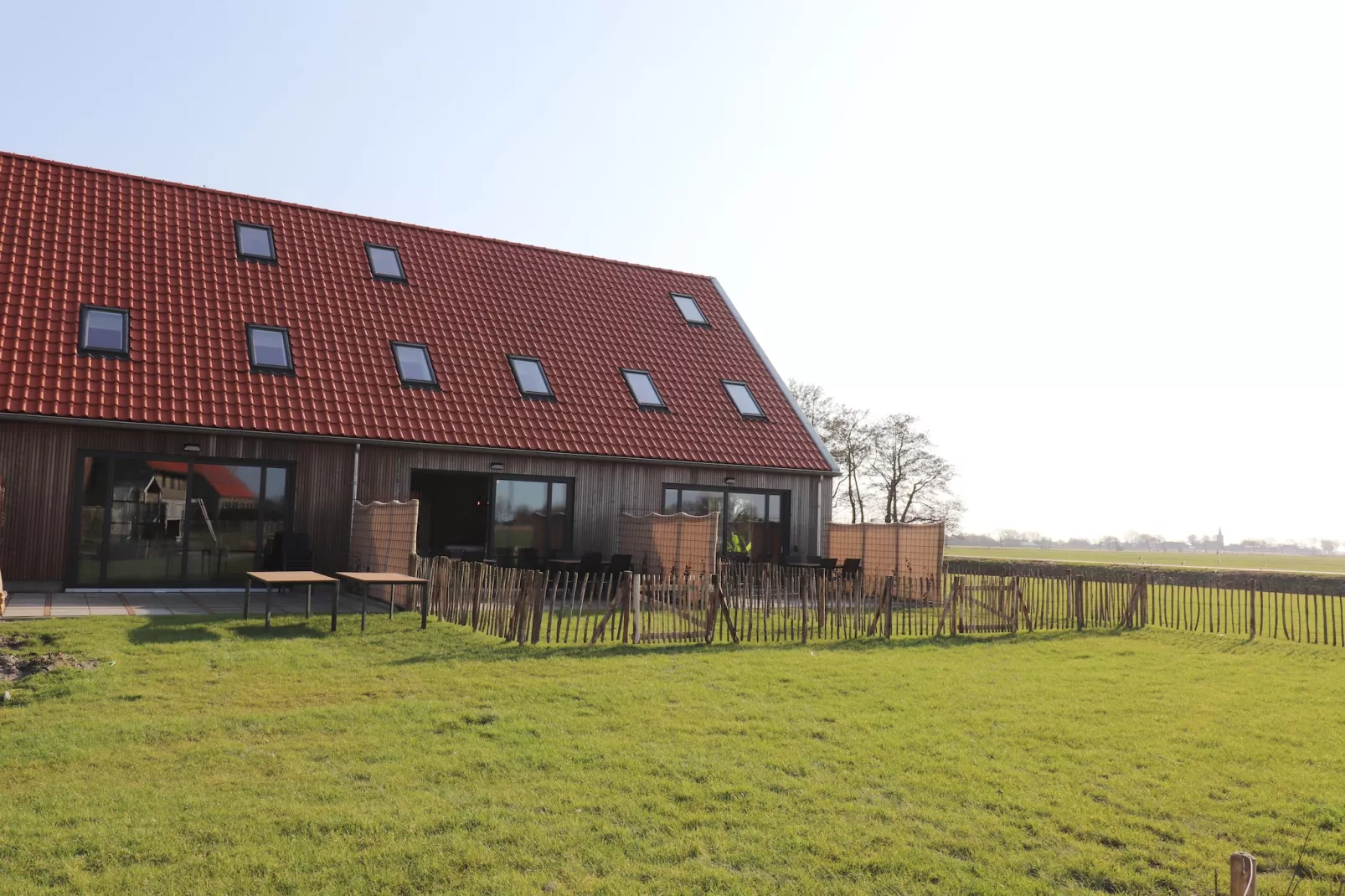 Moderne villa op het Friese platteland - Buitenkant zomer