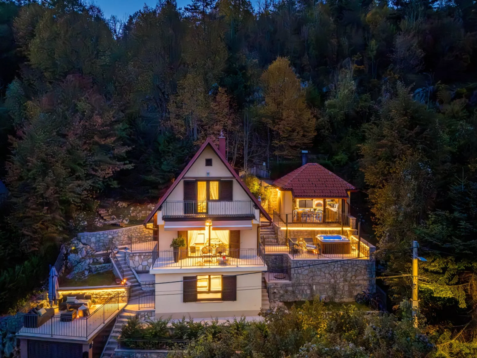 House Hillside Lodge - Buiten