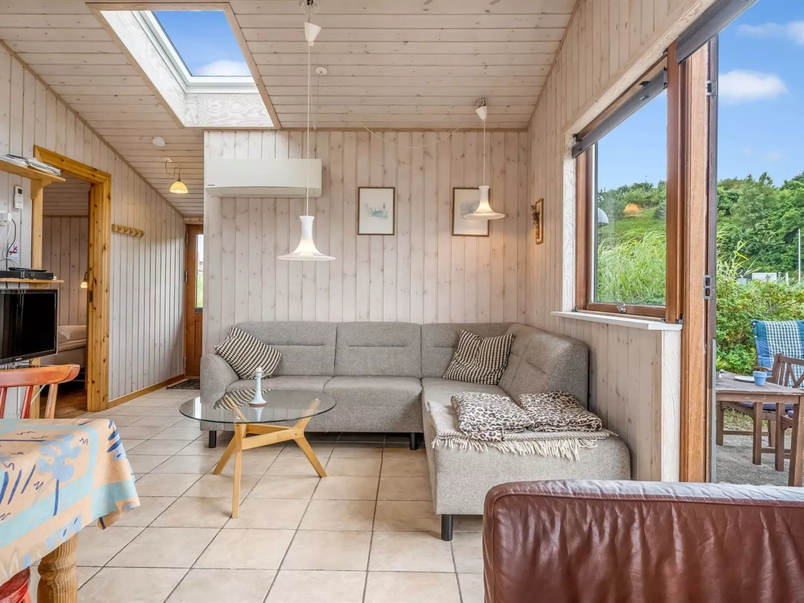 "Signhild" - 5m to the fjord - Binnen