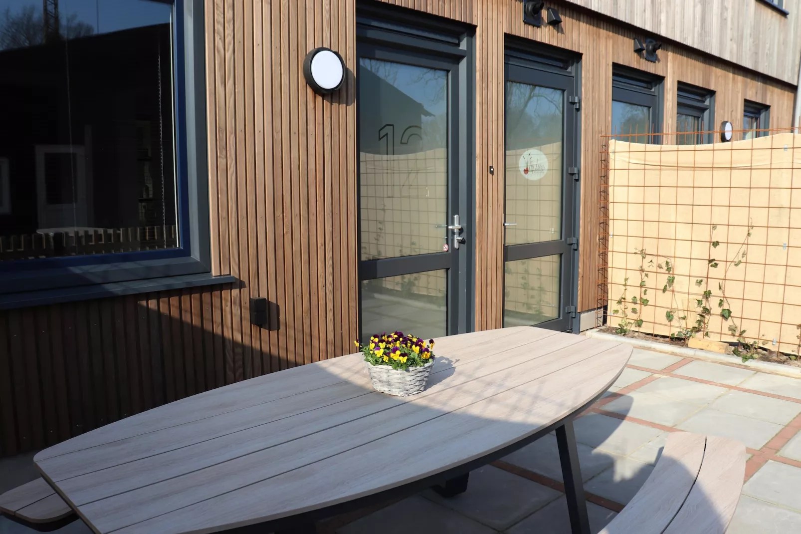 Moderne villa op het Friese platteland - Terrasbalkon