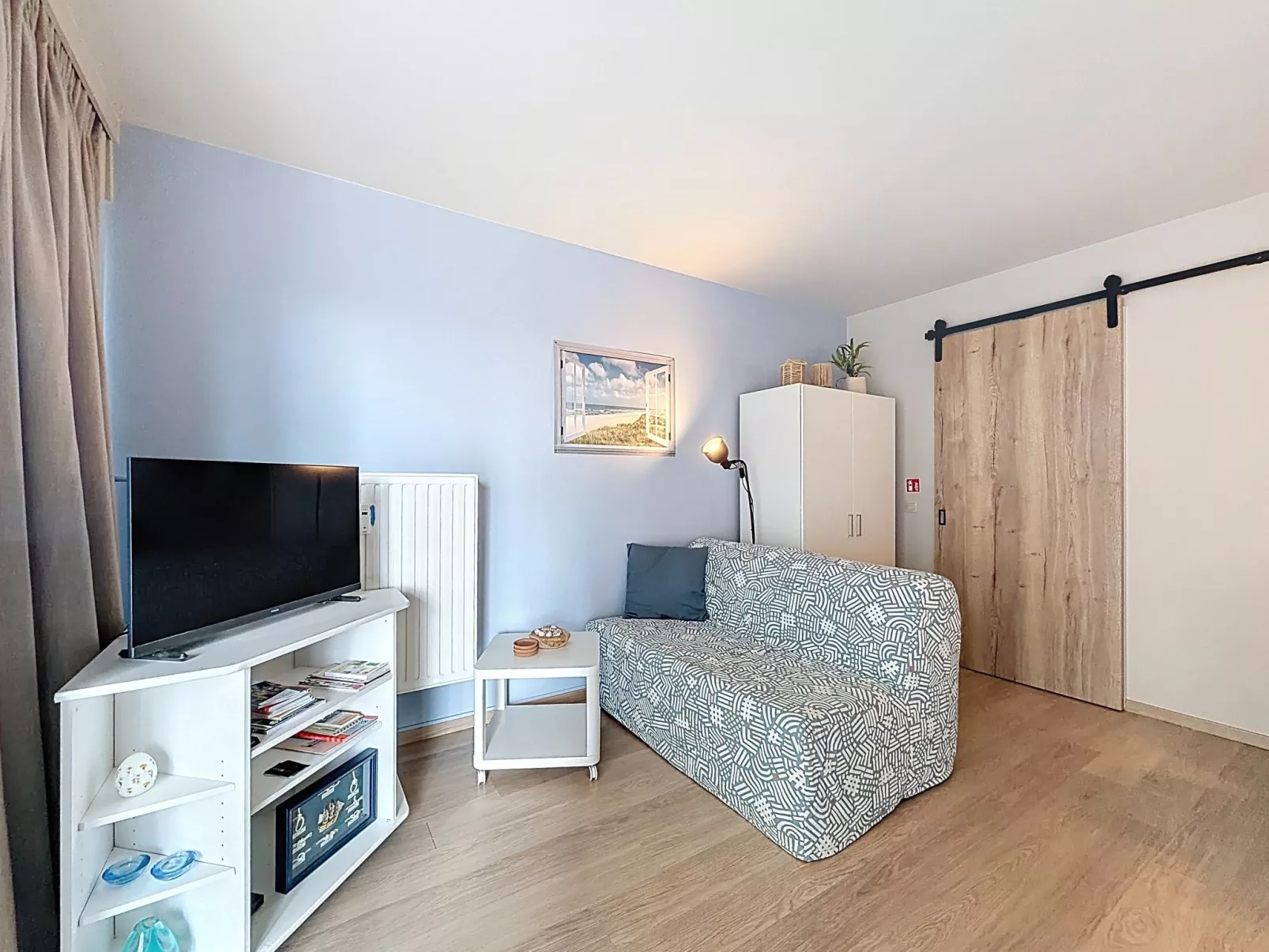 Blue Sand I with lateral sea view