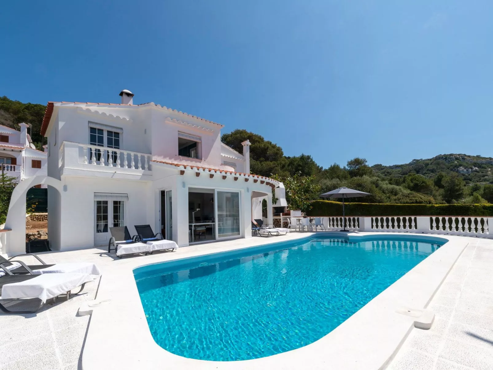 Strandnahe Villa German mit großer Poolterrasse - Image-tags.info