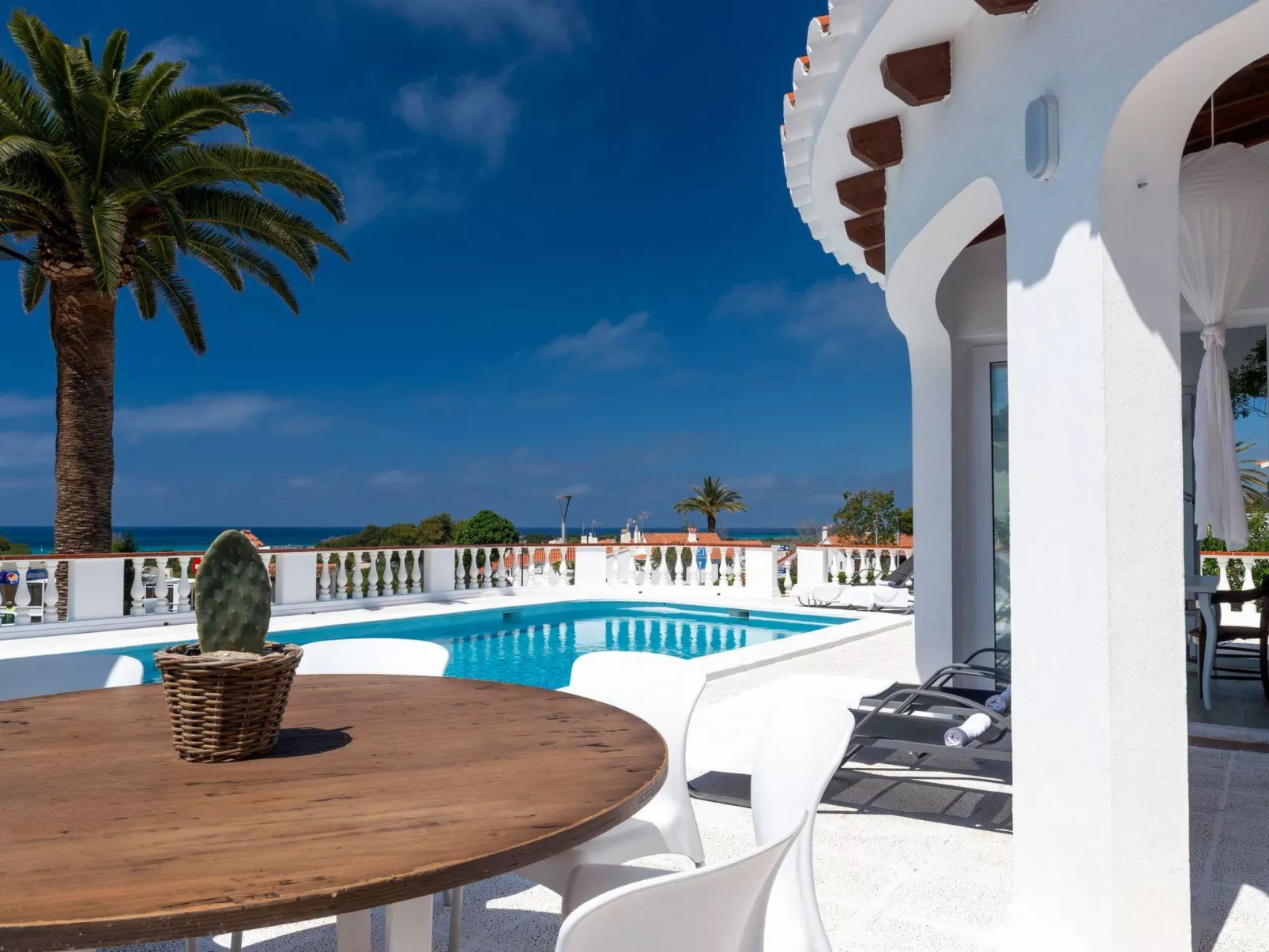 Strandnahe Villa German mit großer Poolterrasse - Image-tags.info