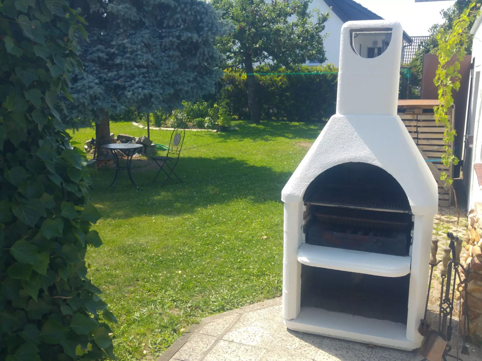 Große Ferienwohnung in Niedergurig mit Großem Ga - Buiten