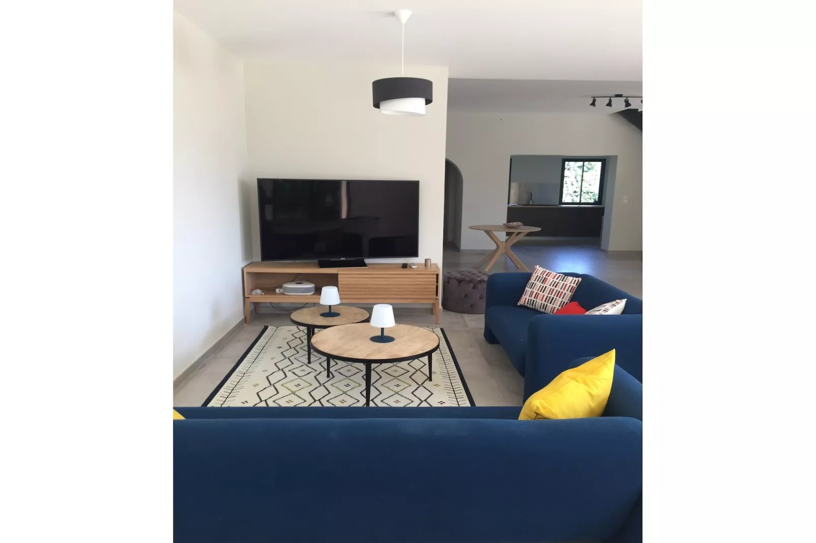 Belle maison avec piscine à débordement chauffée - Woonkamer