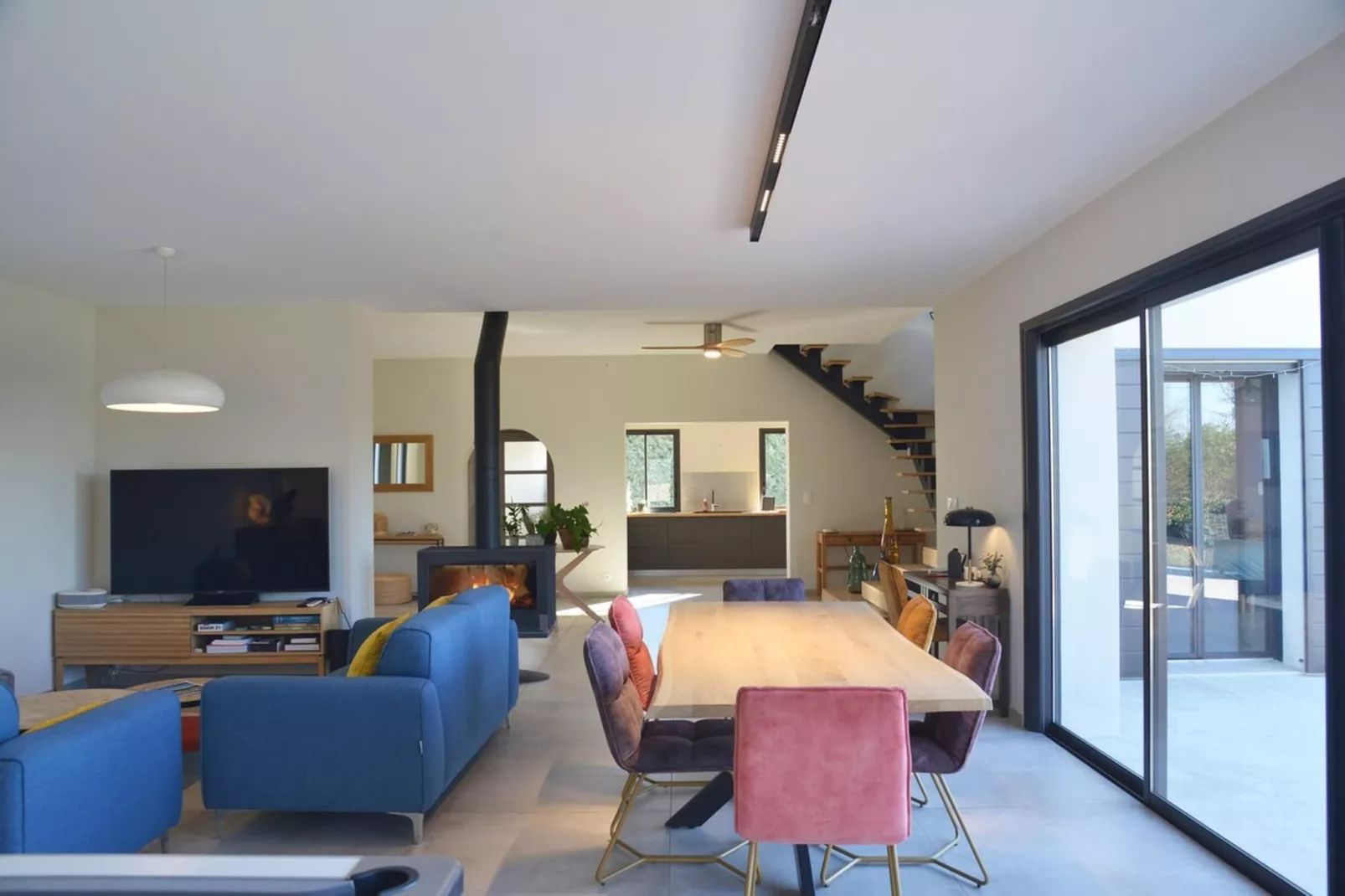 Belle maison avec piscine à débordement chauffée - Eetkamer