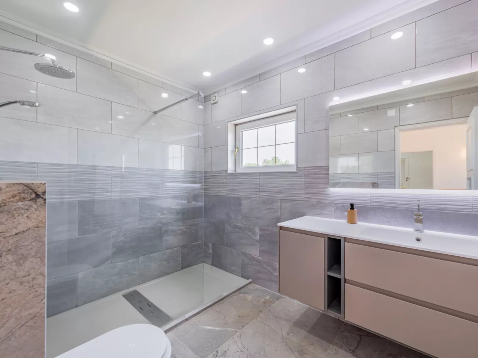 V4 Águia Vermelha - Binnen