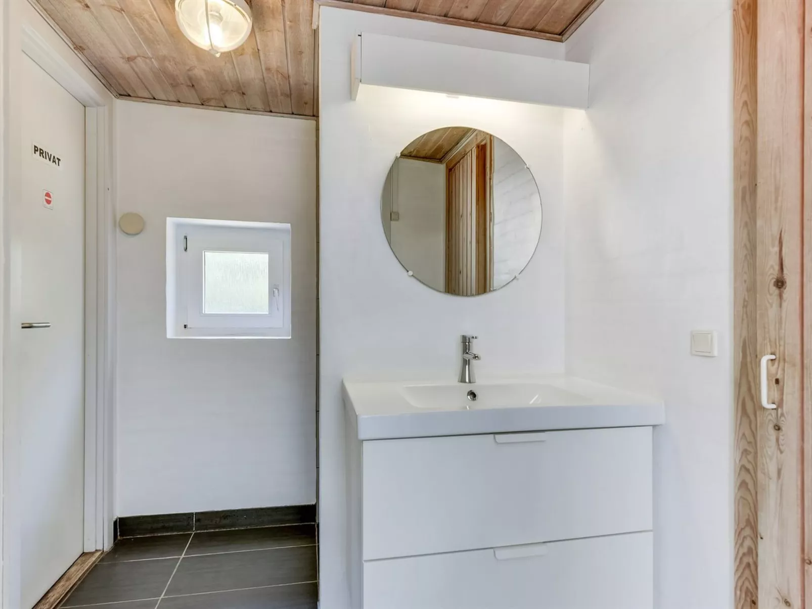 "Laetitita" -  from the sea - Binnen