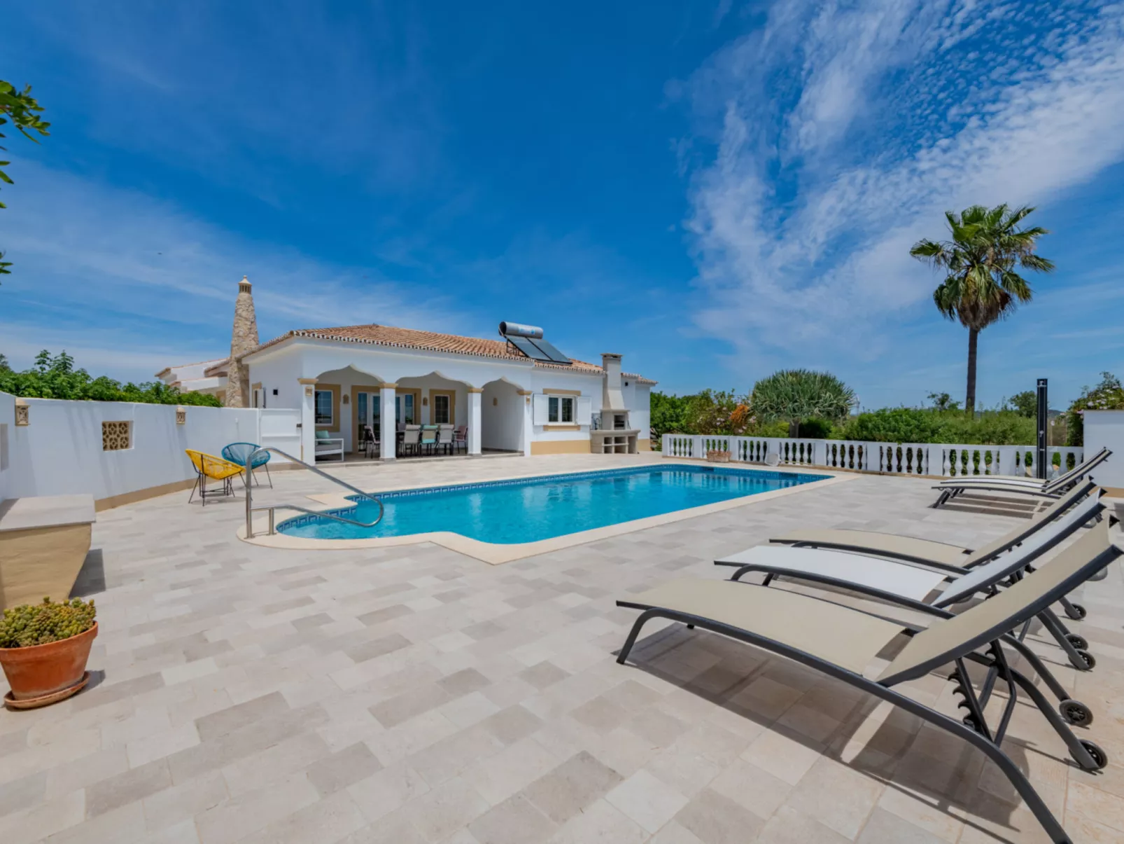 V4 Águia Vermelha - Buiten