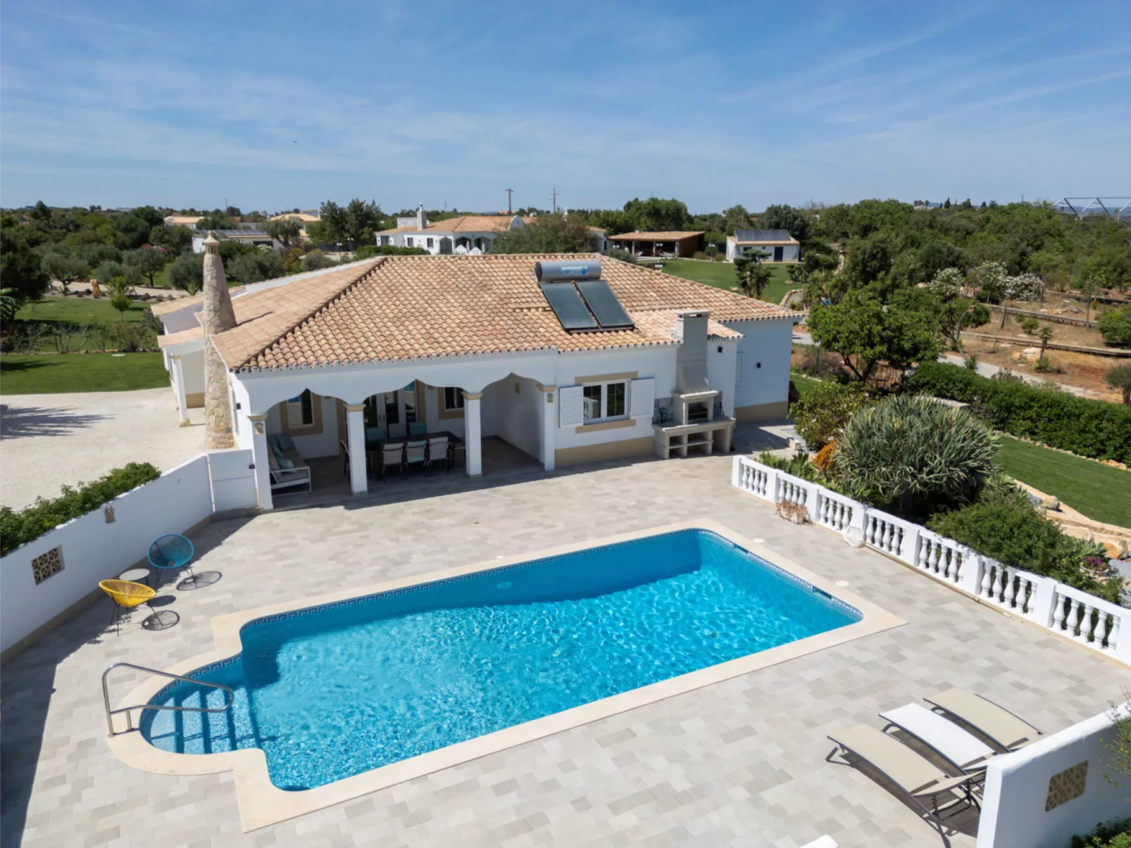 V4 Águia Vermelha - Buiten