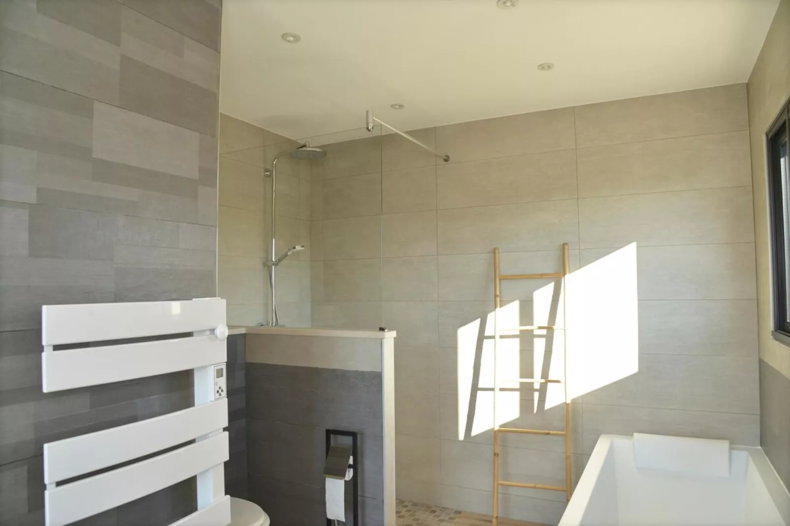 Belle maison avec piscine à débordement chauffée - Badkamer