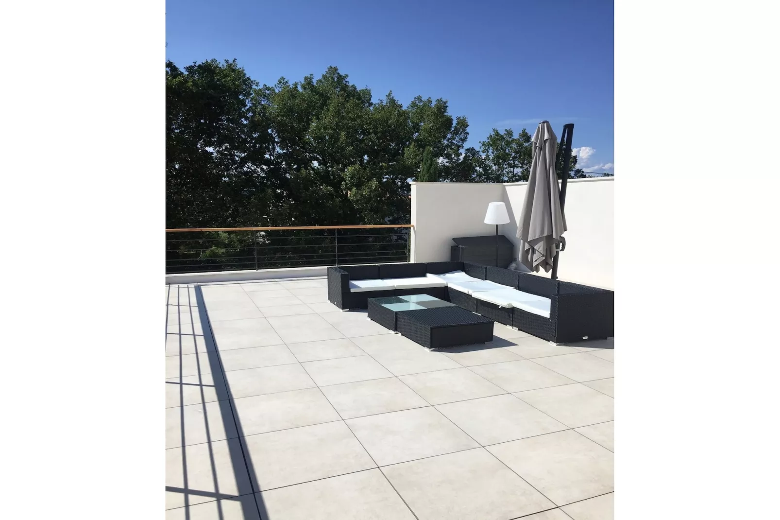 Belle maison avec piscine à débordement chauffée - Terrasbalkon