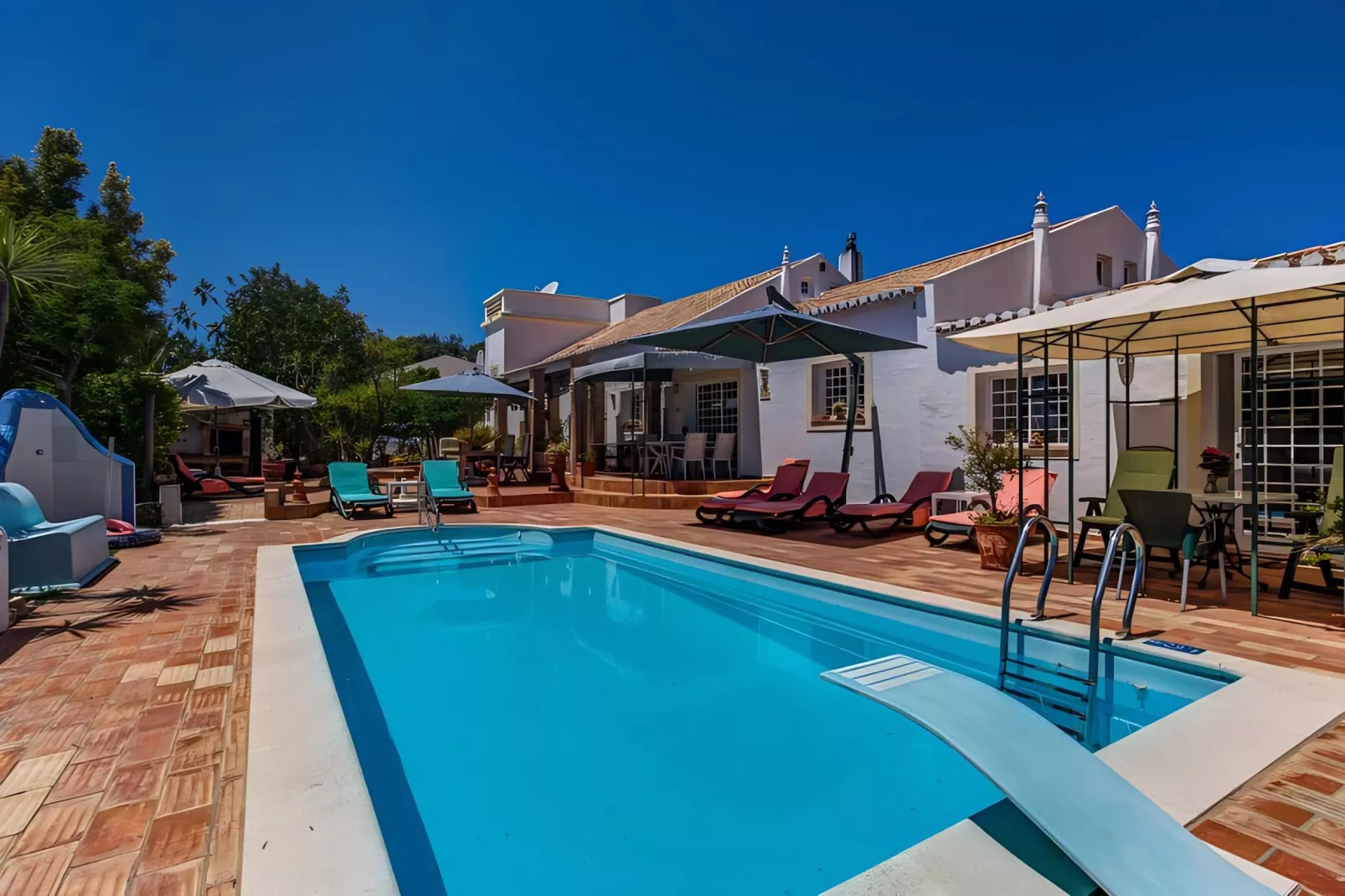 Girassol Apartment in Quinta Velha by GT House