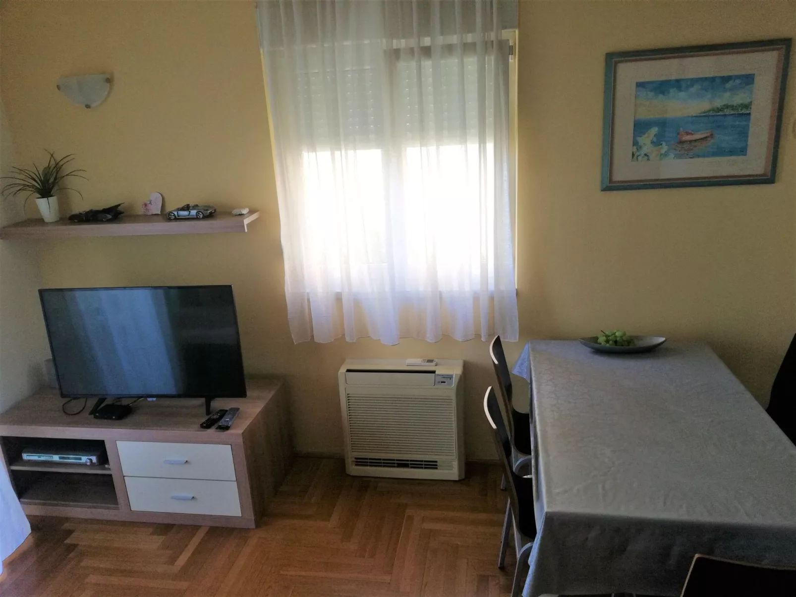 Zentrale Ferienwohnung mit überdachtem Balkon