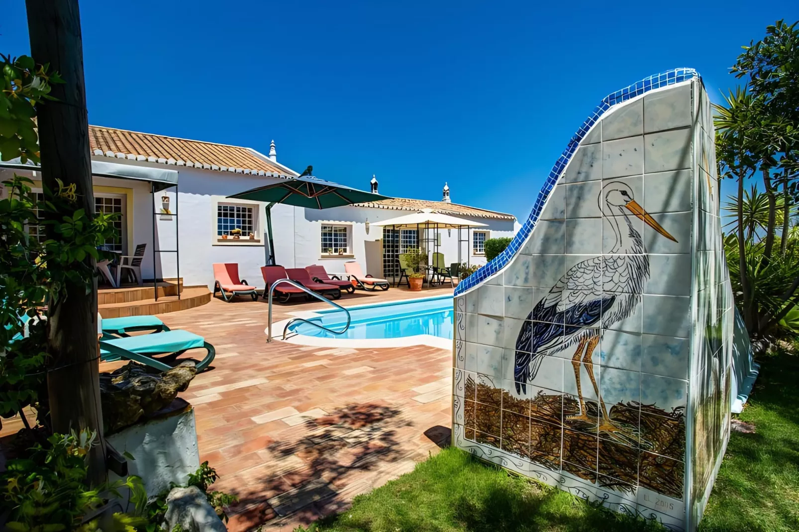 Jacarandá Apartment in Quinta Velha by GT House - Buitenkant zomer