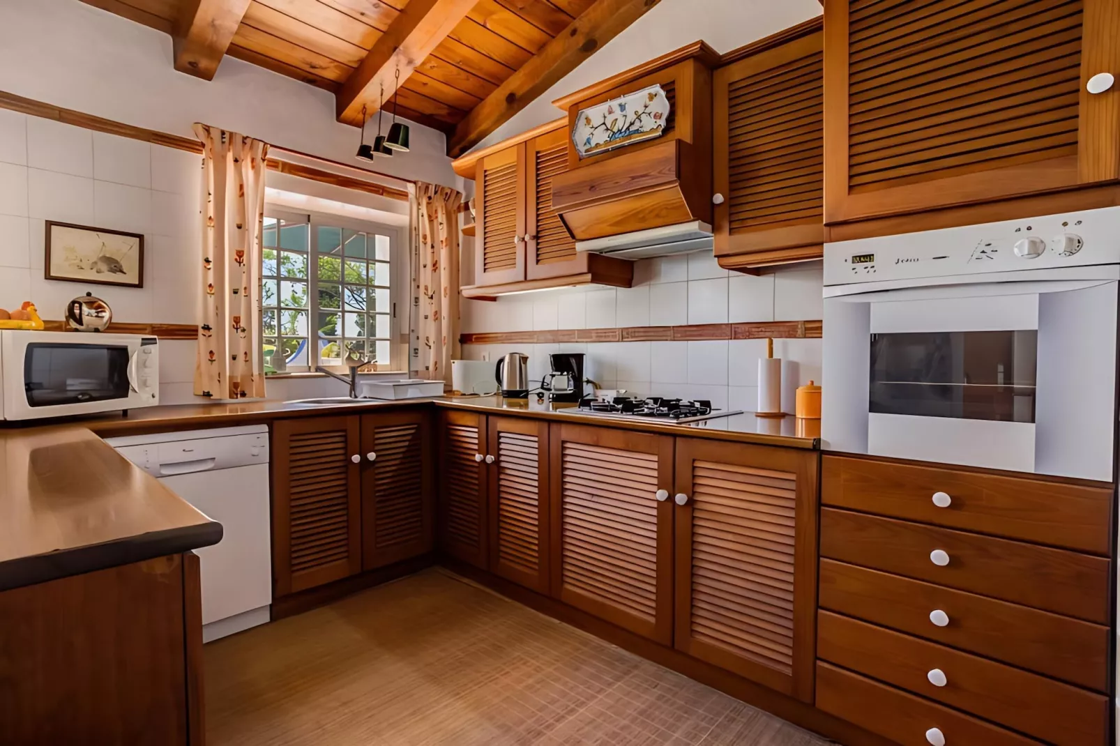 Jacarandá Apartment in Quinta Velha by GT House - Keuken