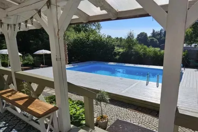 Dom wakacyjny z basenem w Kielnie - Zwembad