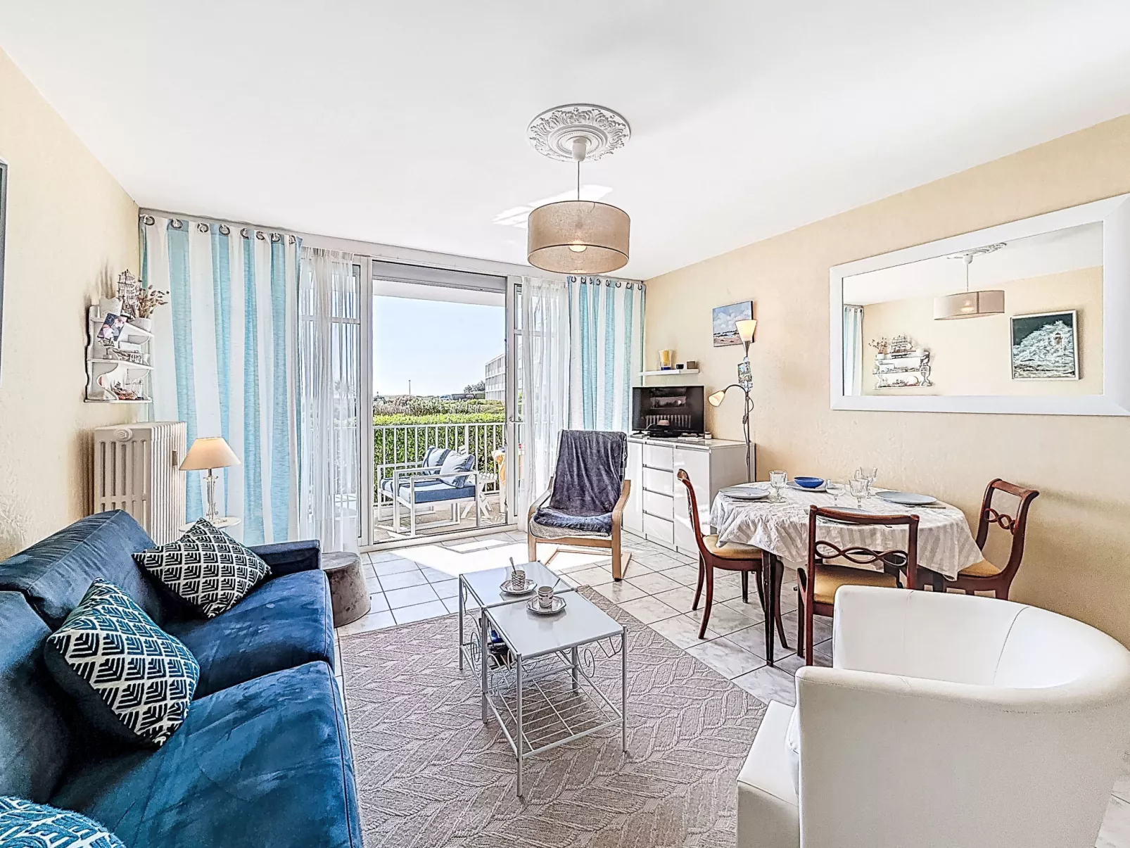 Les Trois Iles - Binnen