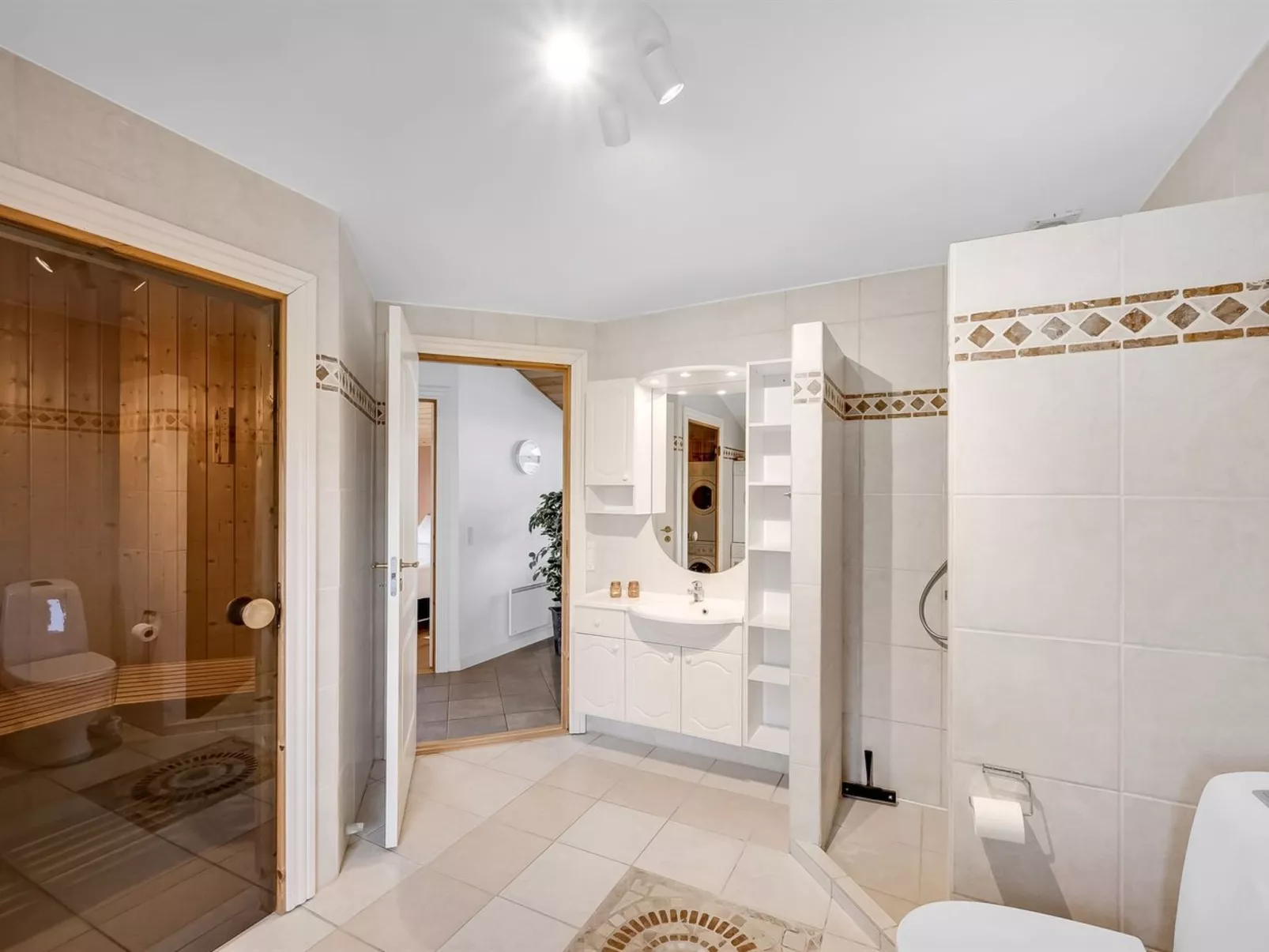 "Ingbritt" - 700m to the fjord - Binnen