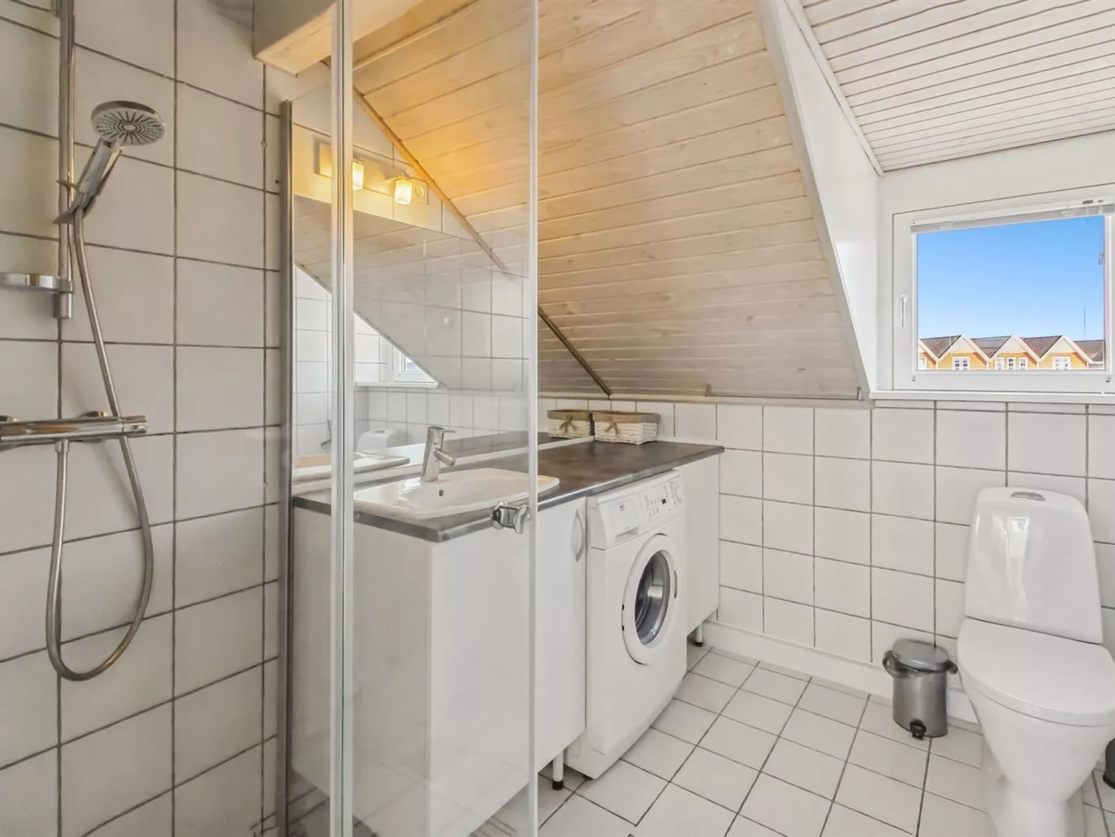 "Nayana" - 2.3km from the sea - Binnen