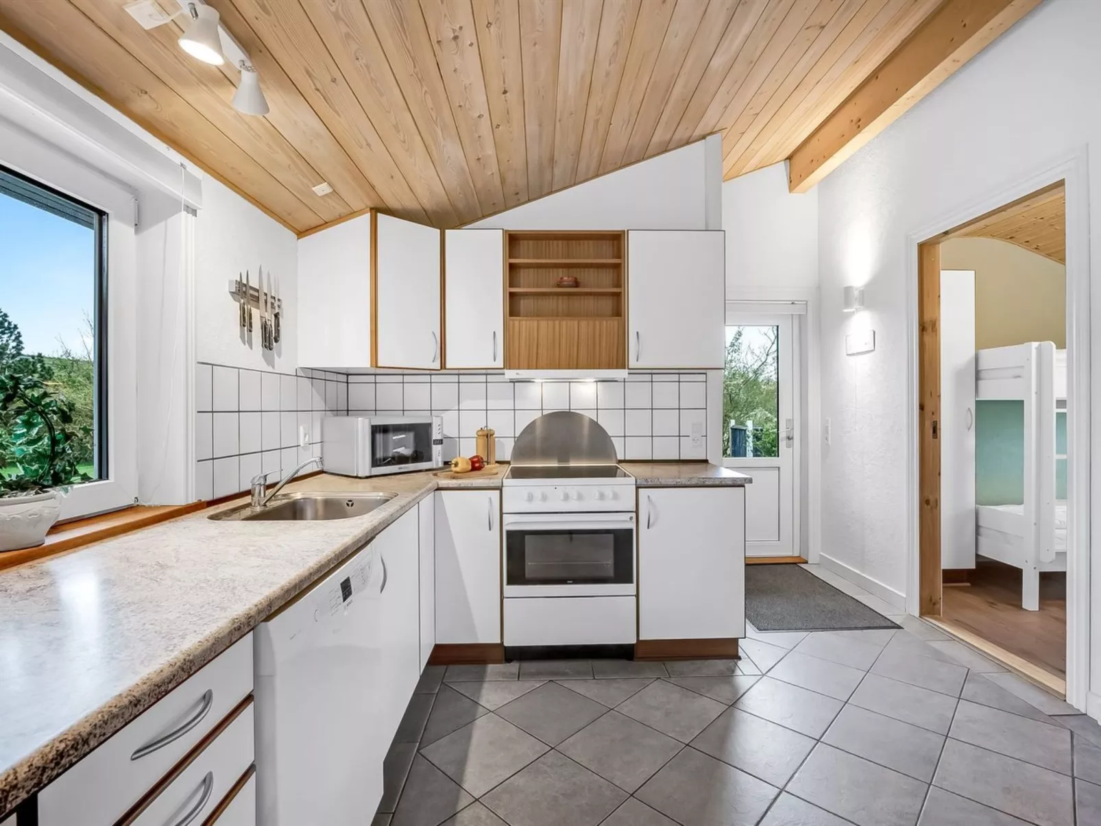 "Ingbritt" - 700m to the fjord - Binnen