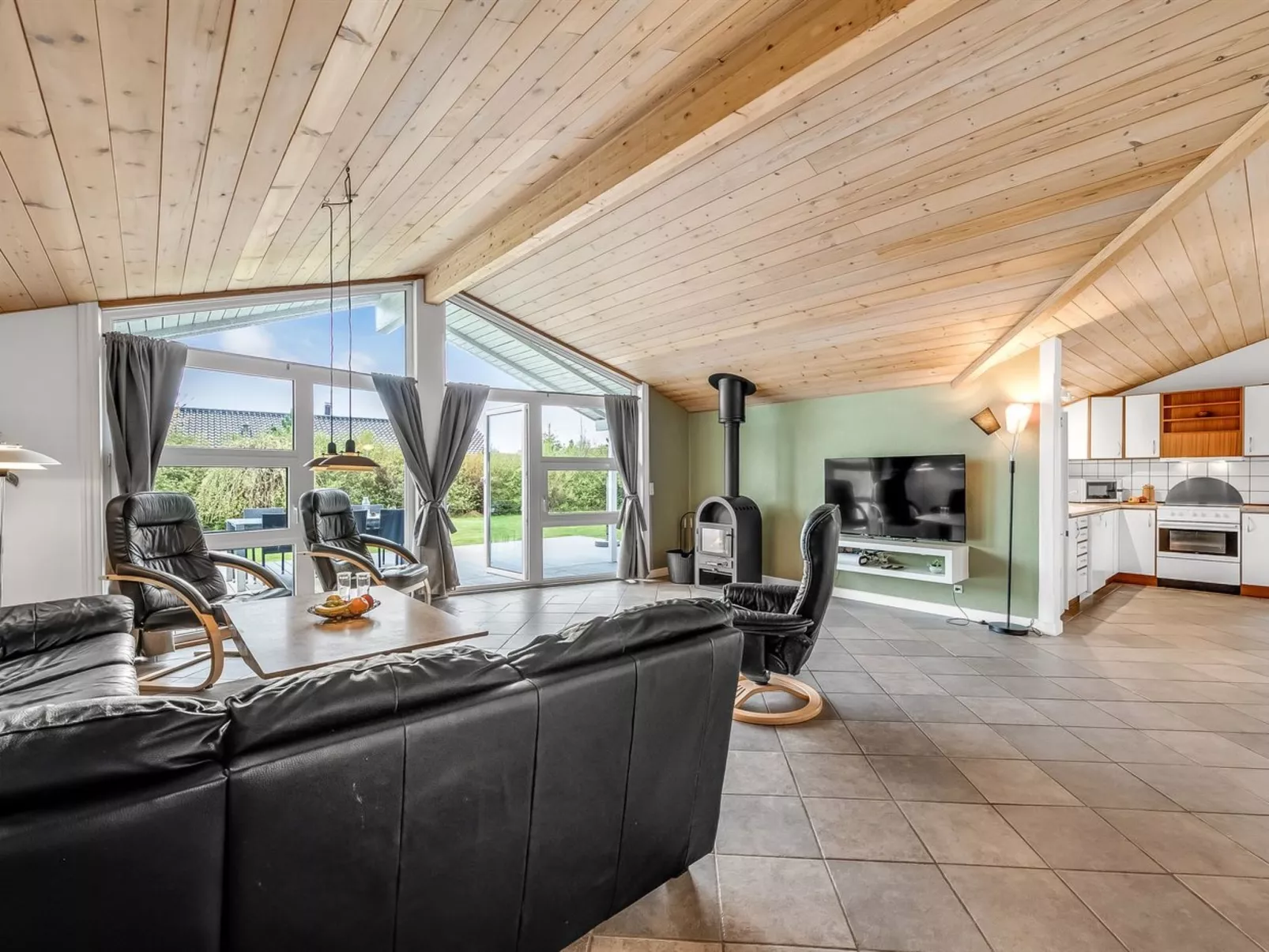 "Ingbritt" - 700m to the fjord - Binnen