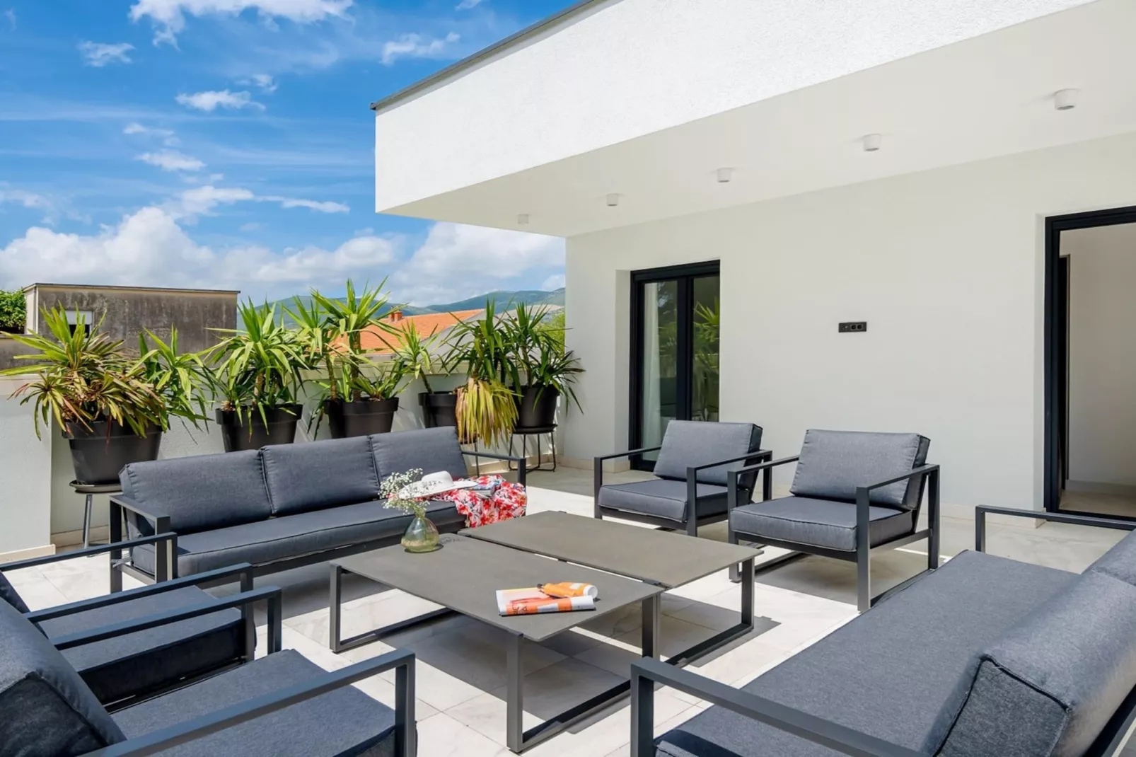 Luxury Villa Velvet Bourbon Split w/ Pool & Tennis - Terrasbalkon