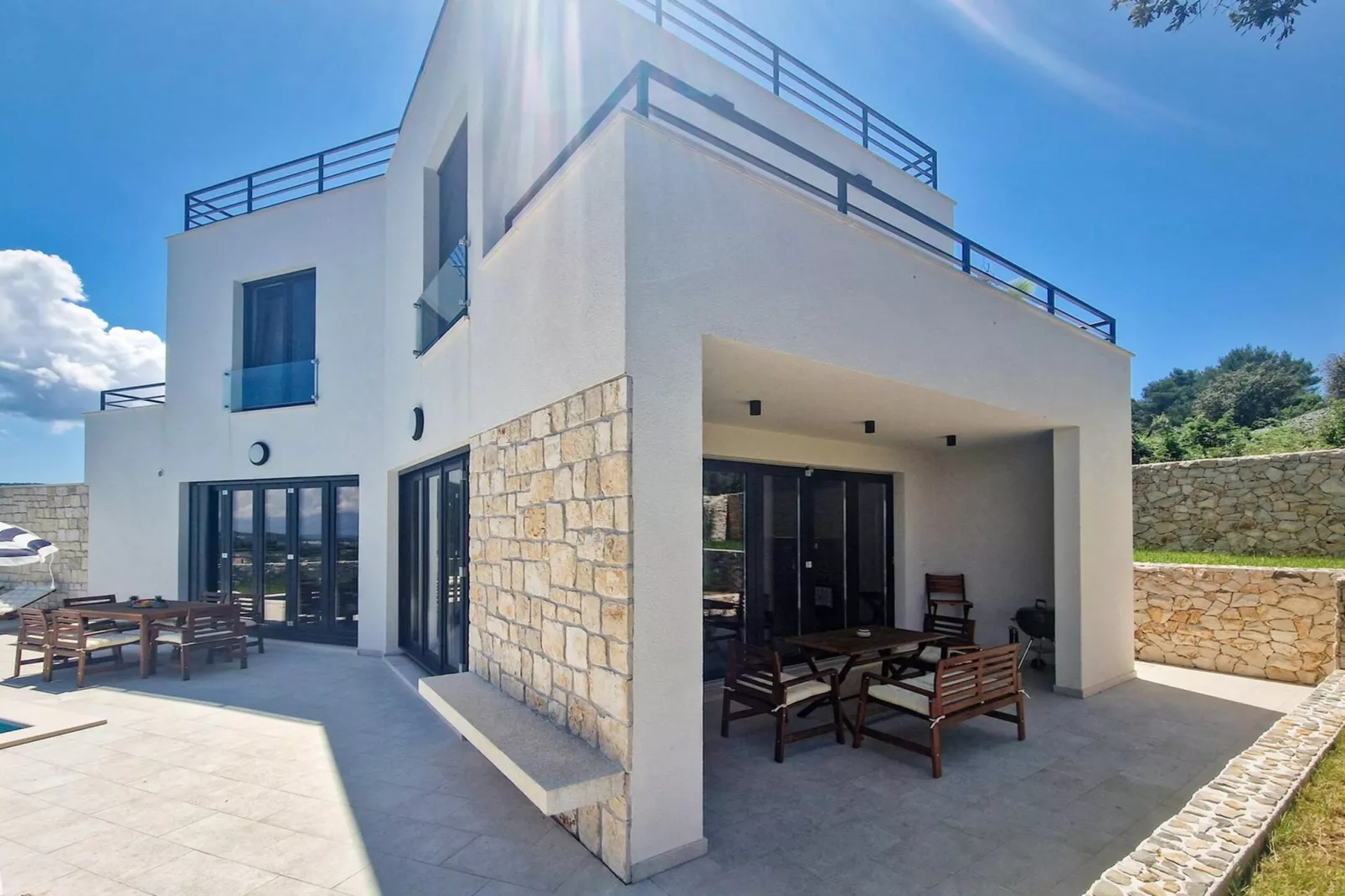 Luxury Villa Soleia Skrip with Private Pool - Buitenkant zomer