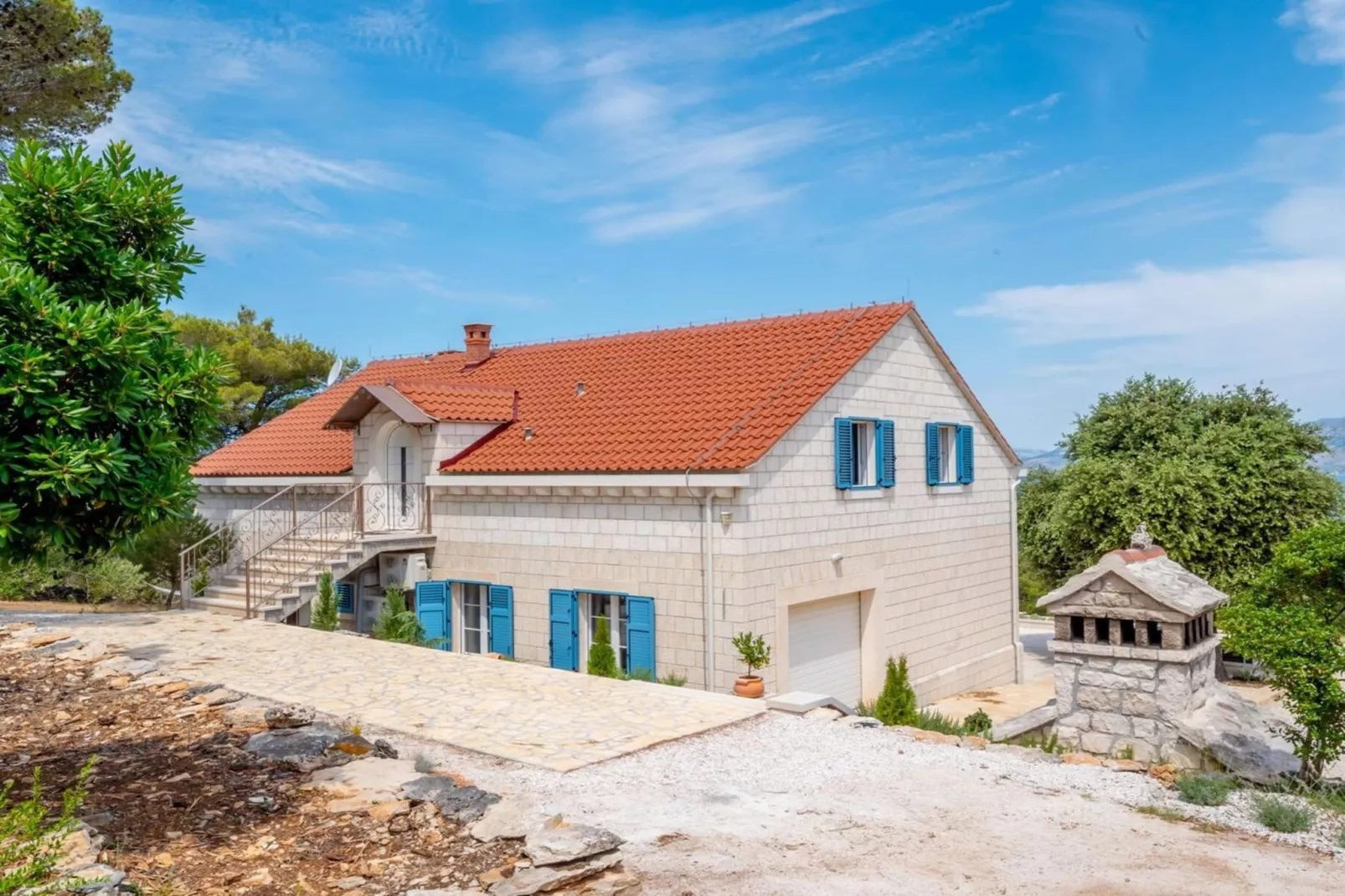 Villa Castello di Pietra Brac with Heated Pool - Buitenkant zomer