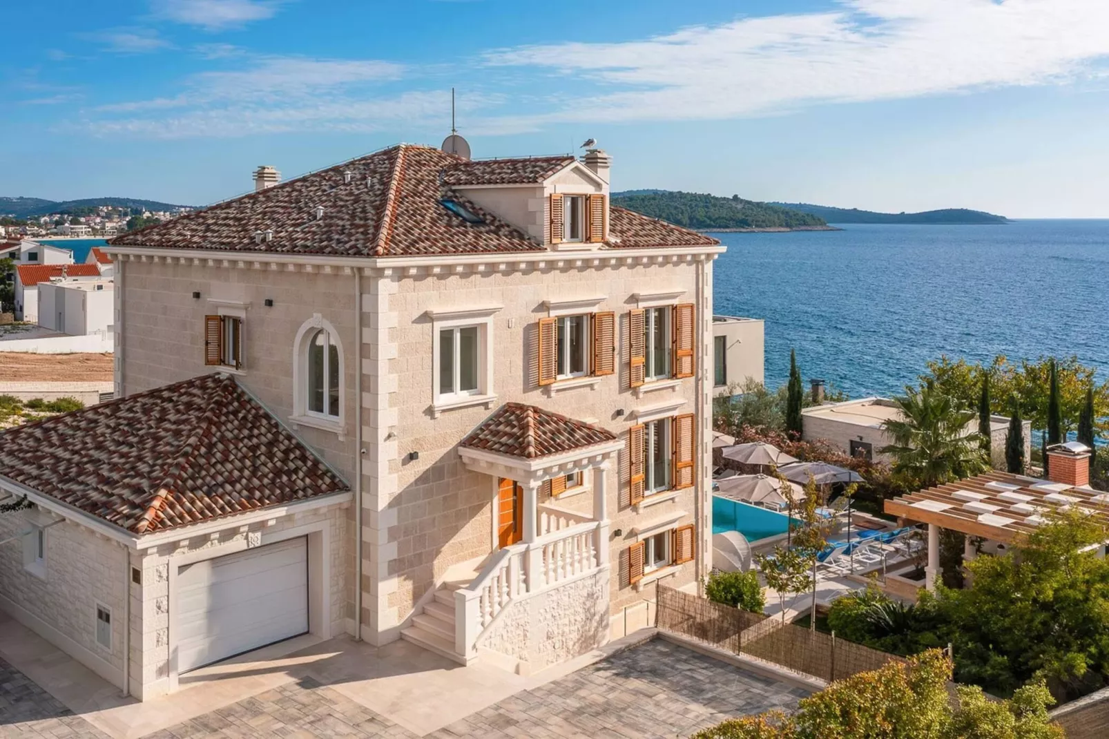 Luxury Seafront Villa Castello Rogoznica with Pool - Buitenkant zomer