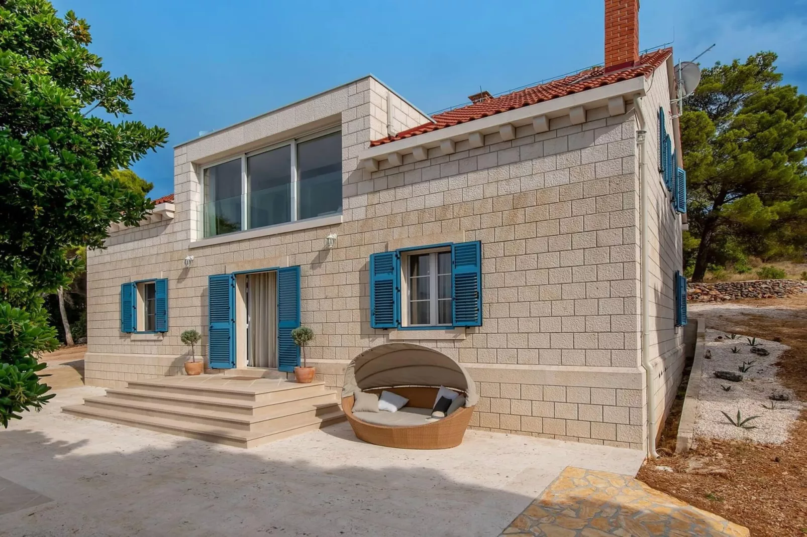 Villa Castello di Pietra Brac with Heated Pool - Buitenkant zomer