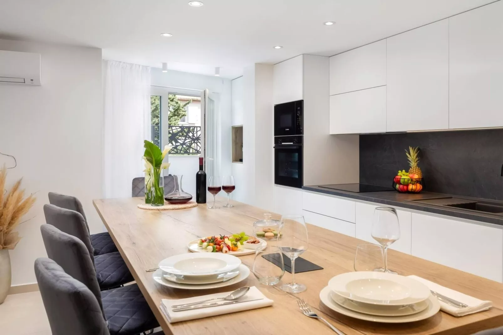 Luxury Apartment Silvery Split with Sauna, Jacuzzi - Eetkamer