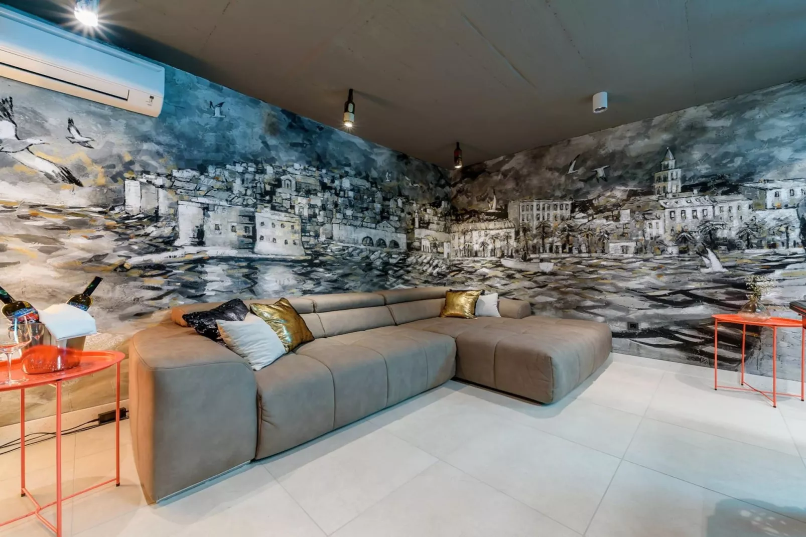 Luxury Villa Velvet Bourbon Split w/ Pool & Tennis - Woonkamer