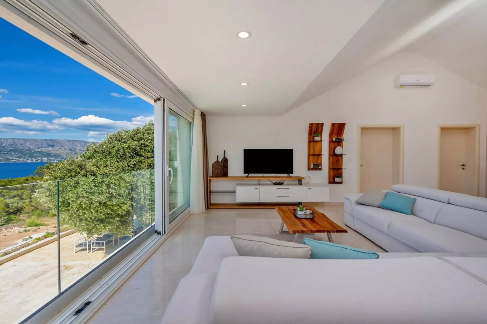 Villa Castello di Pietra Brac with Heated Pool - Woonkamer