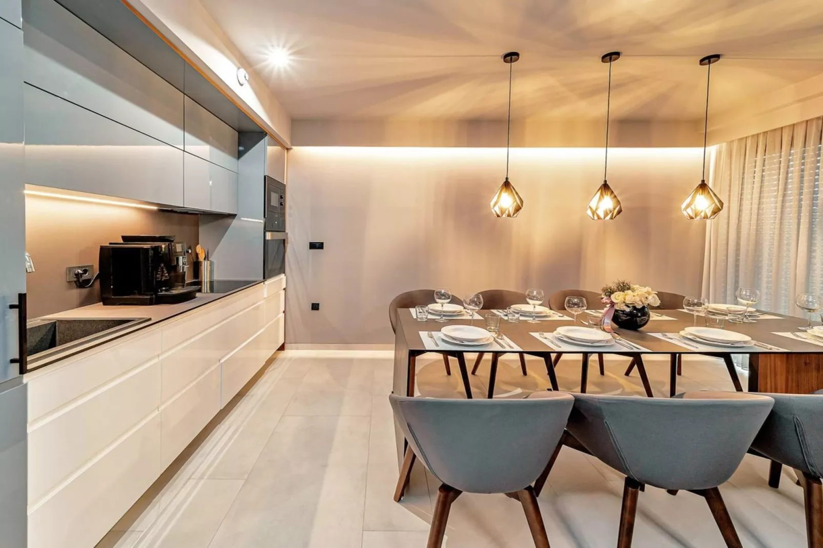 Luxury Villa Delight I – Promajna, Heated Pool - Eetkamer