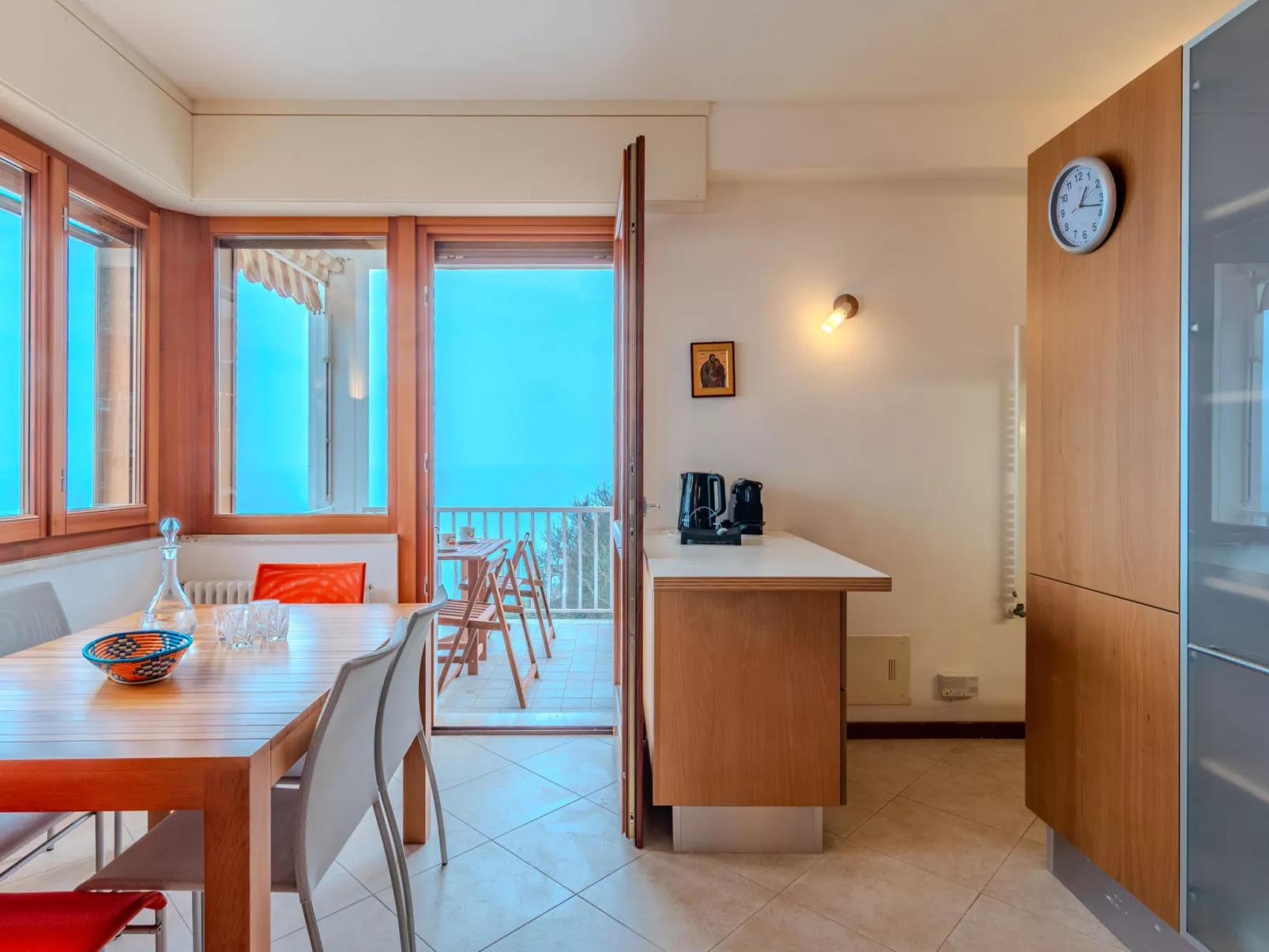 Sona's Lake Home - Binnen