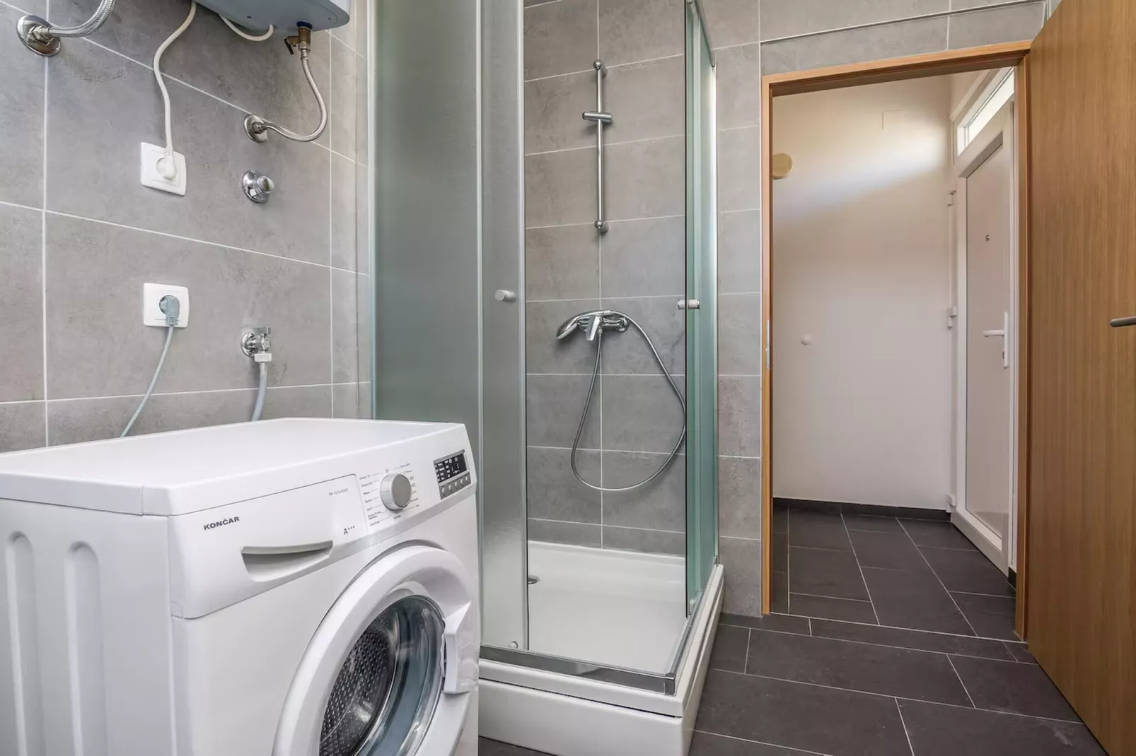 Royal Selection with Pool - Three - Badkamer