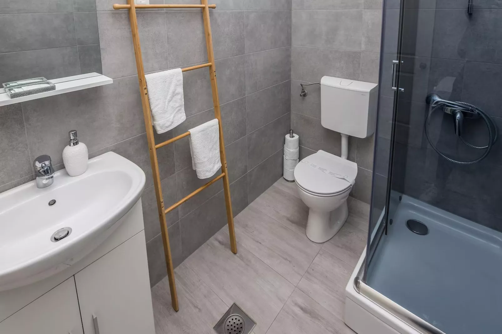 Royal Selection with Pool - Two - Badkamer