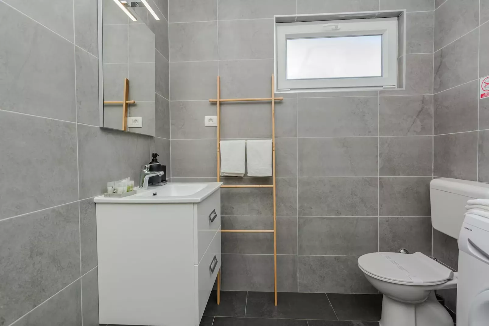 Royal Selection with Pool - Three - Badkamer