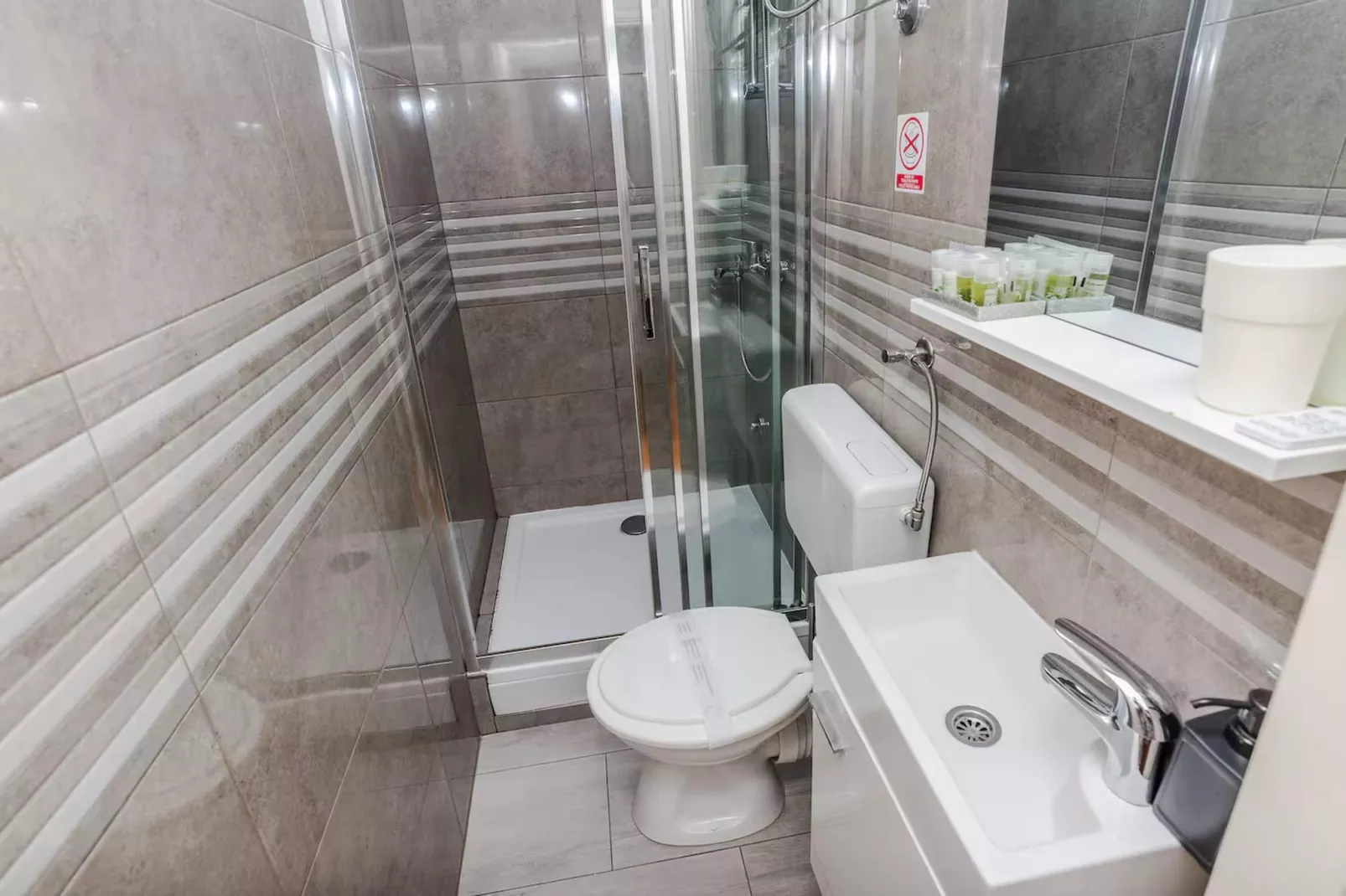 Royal Selection with Pool - Four - Badkamer