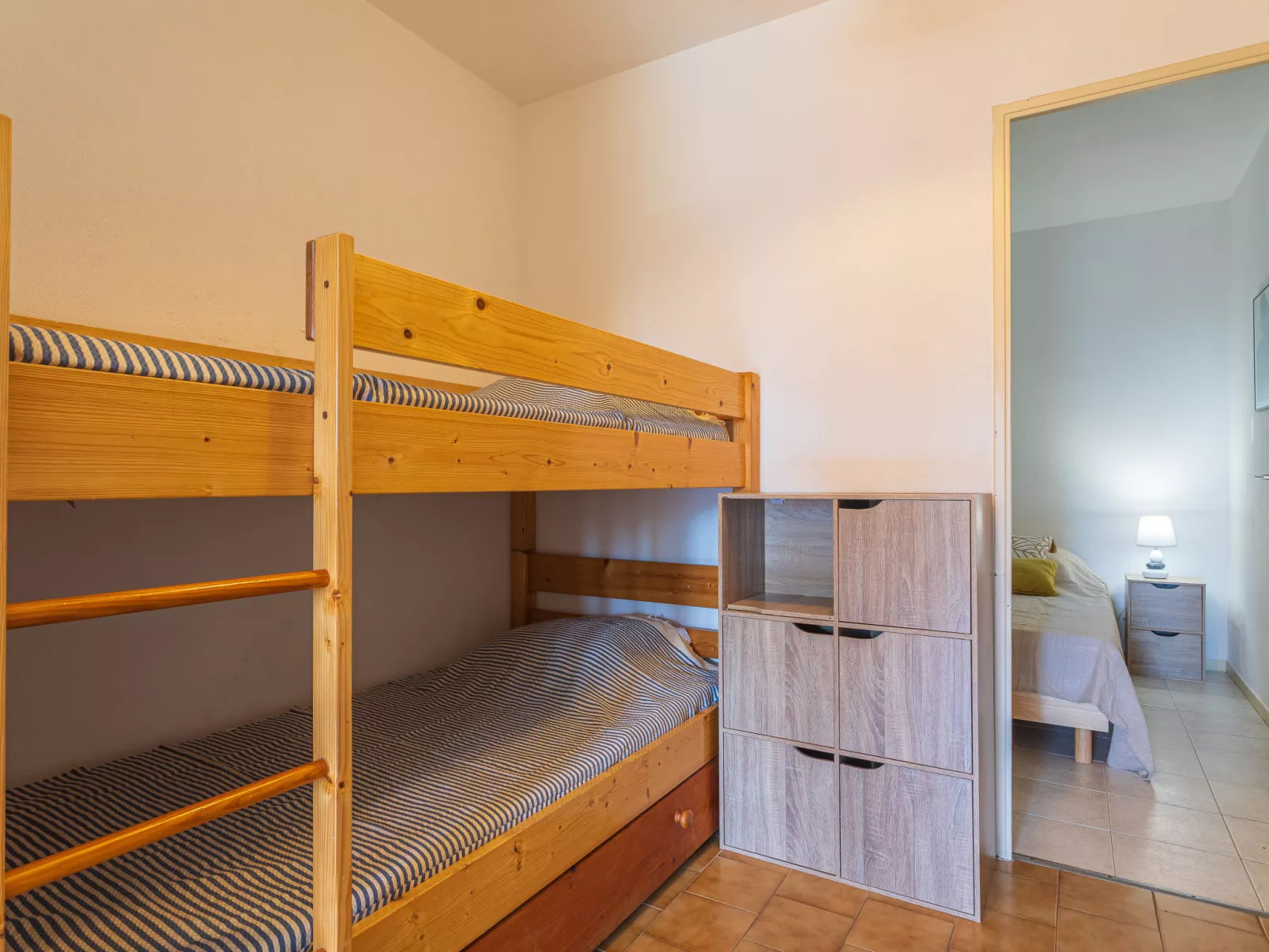 Les Iles Du Soleil - Binnen