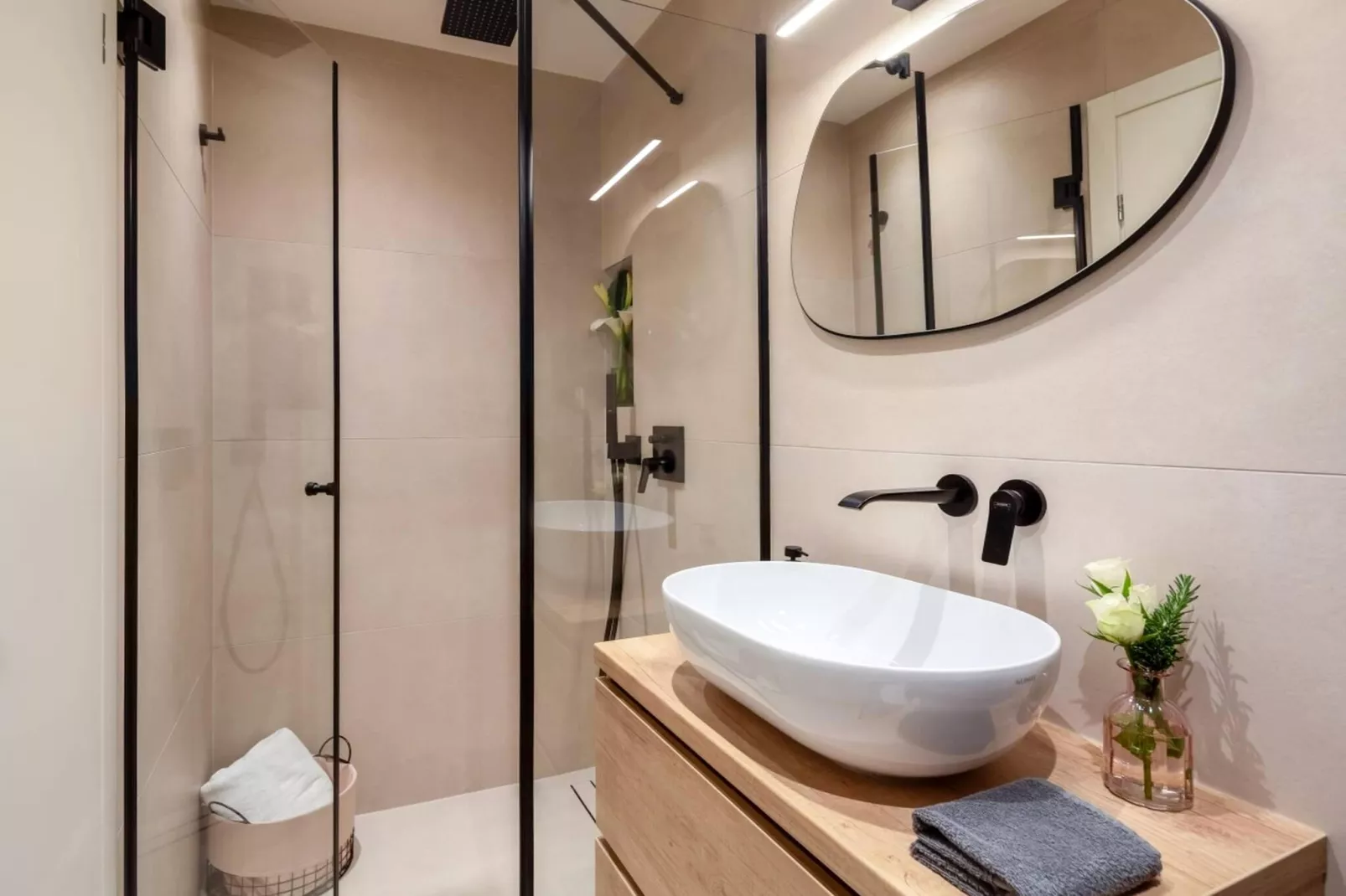 Luxury Apartment Silvery Split with Sauna, Jacuzzi - Badkamer