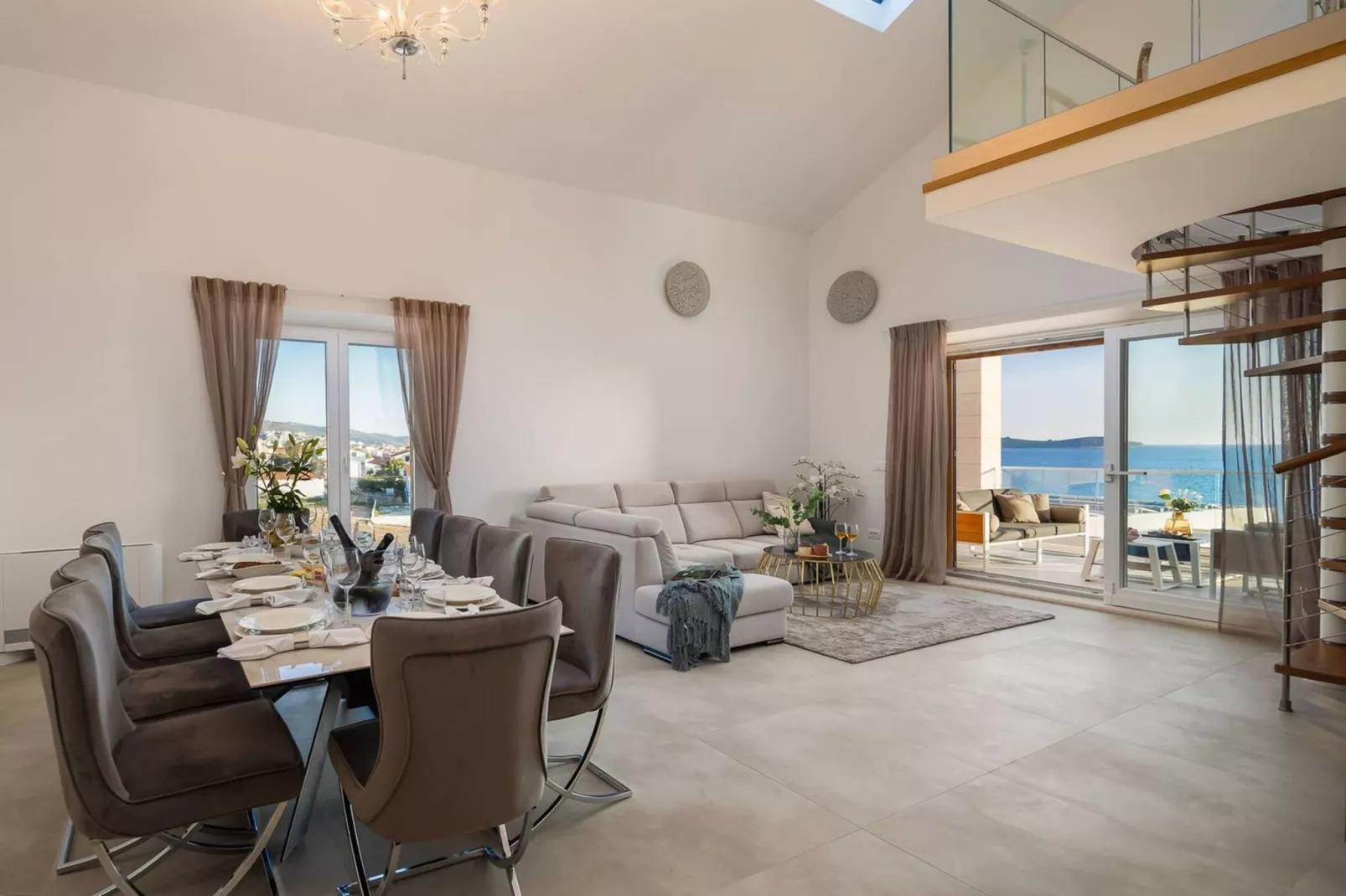 Luxury Seafront Villa Castello Rogoznica with Pool - Eetkamer