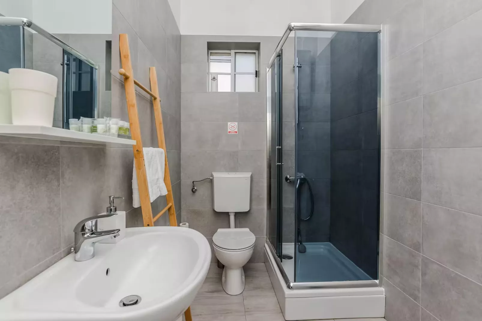 Royal Selection with Pool - Two - Badkamer