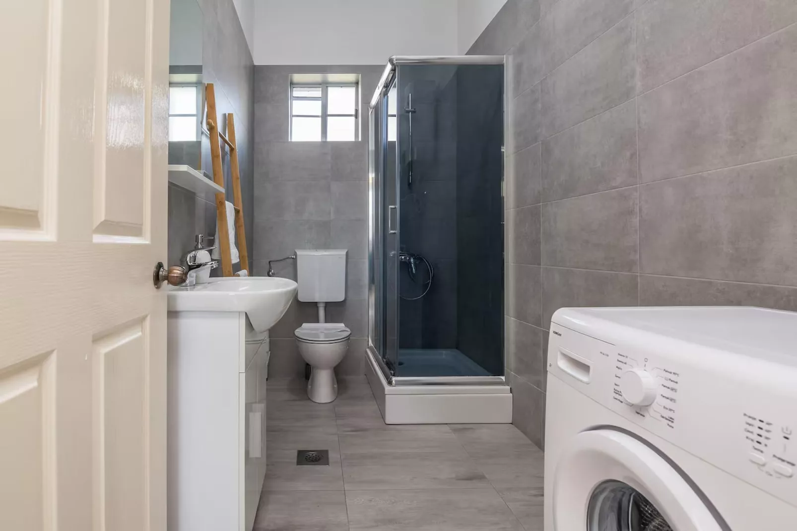 Royal Selection with Pool - Two - Badkamer