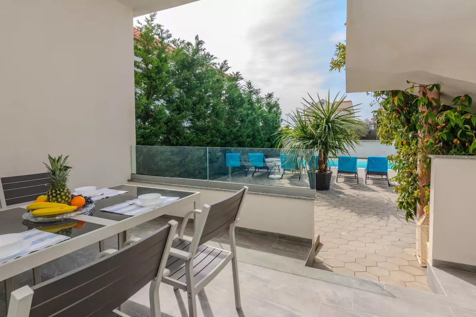 Royal Selection with Pool - Two - Terrasbalkon