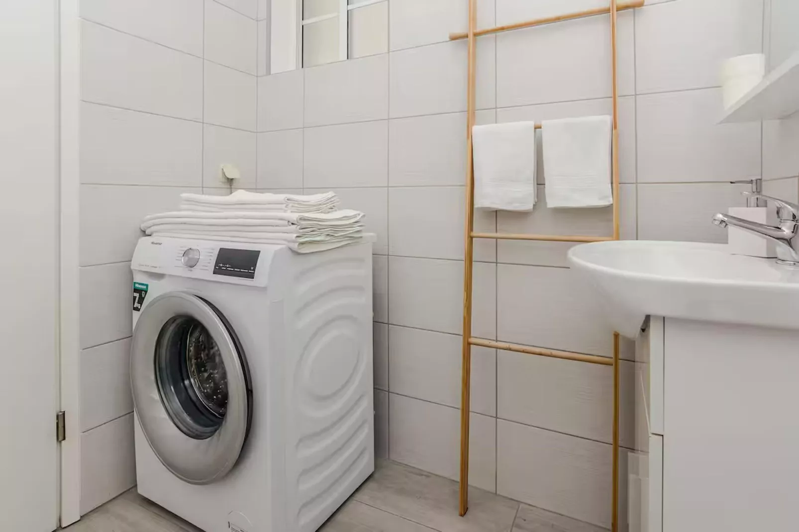 Royal Selection with Pool - One - Badkamer