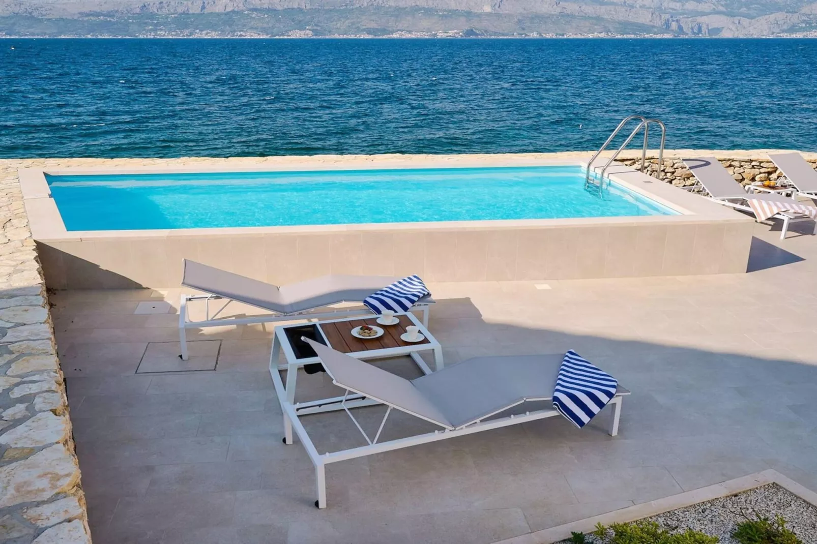 Luxury Seafront Villa Casa Familija Brac with Pool - Terrasbalkon