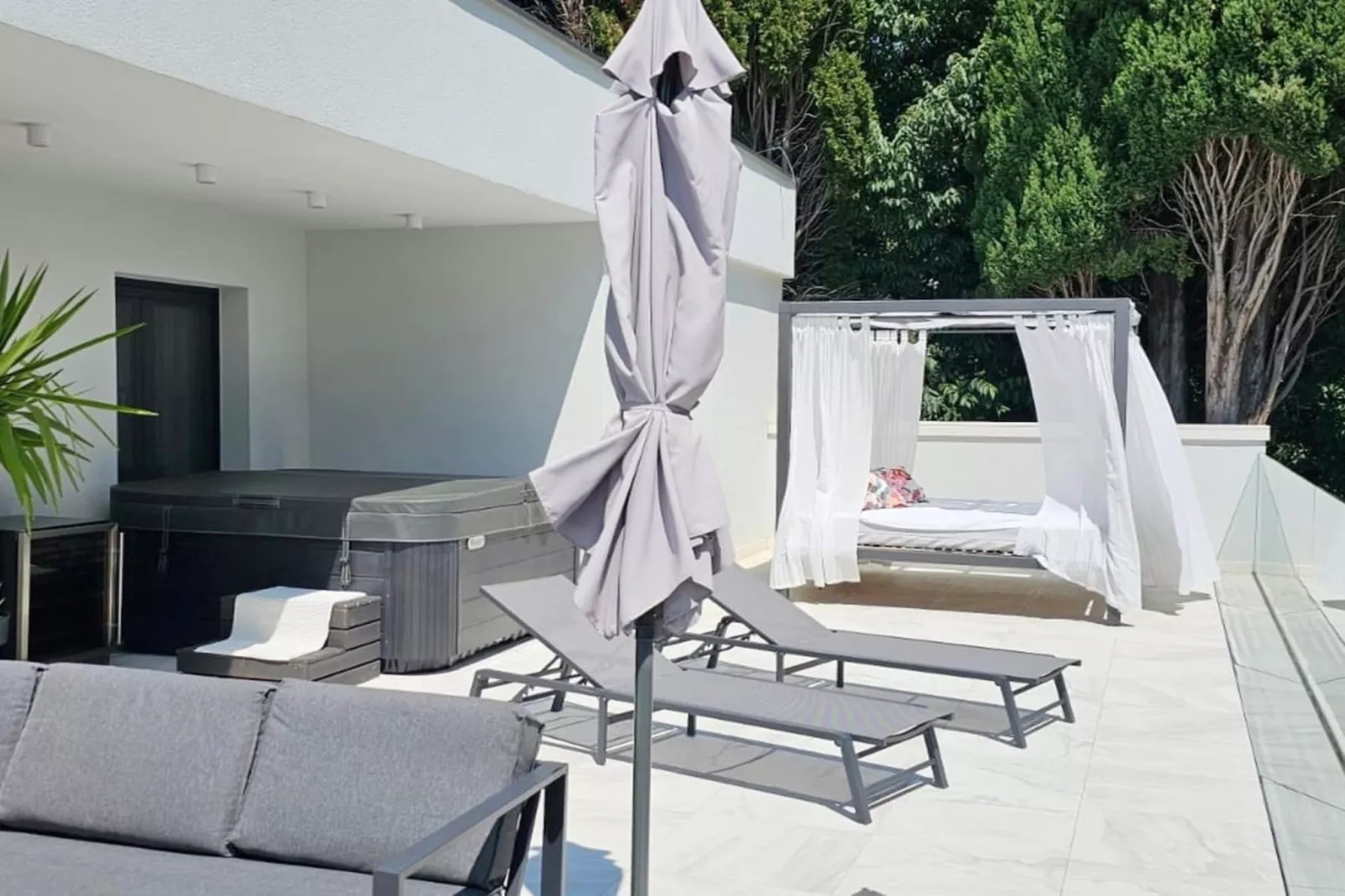 Luxury Villa Velvet Bourbon Split w/ Pool & Tennis - Terrasbalkon