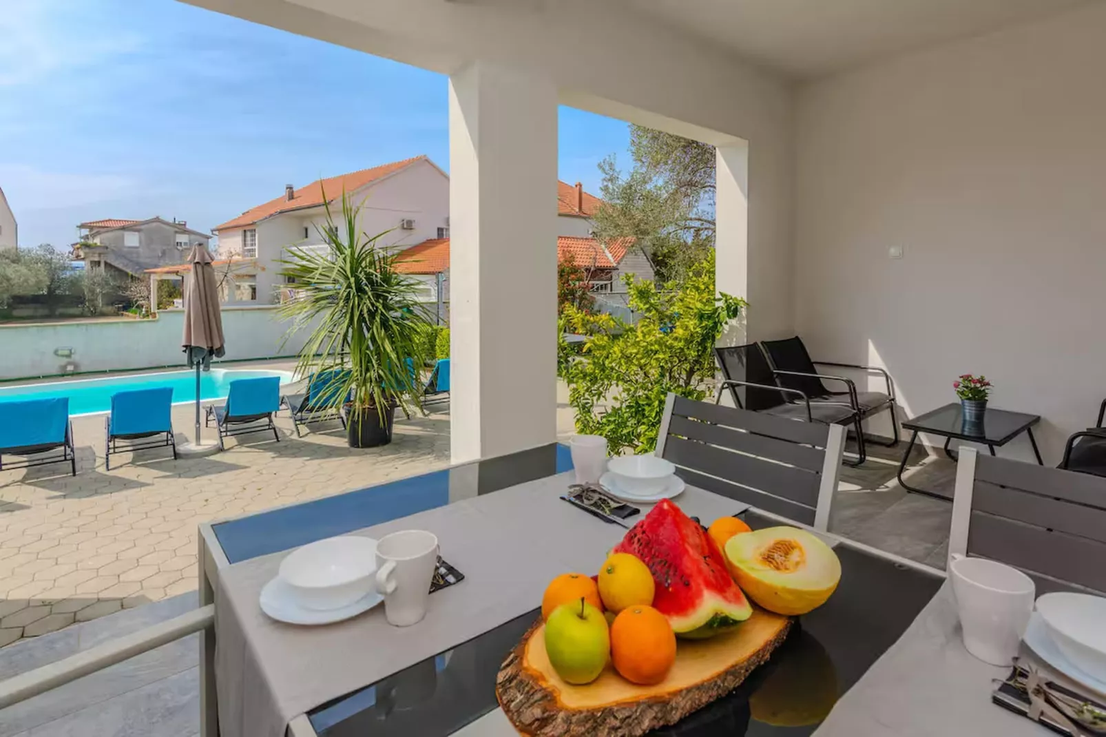 Royal Selection with Pool - One - Terrasbalkon